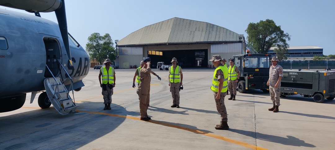 El jefe de Contingente recibiendo novedades del jefe de la tripulación D4