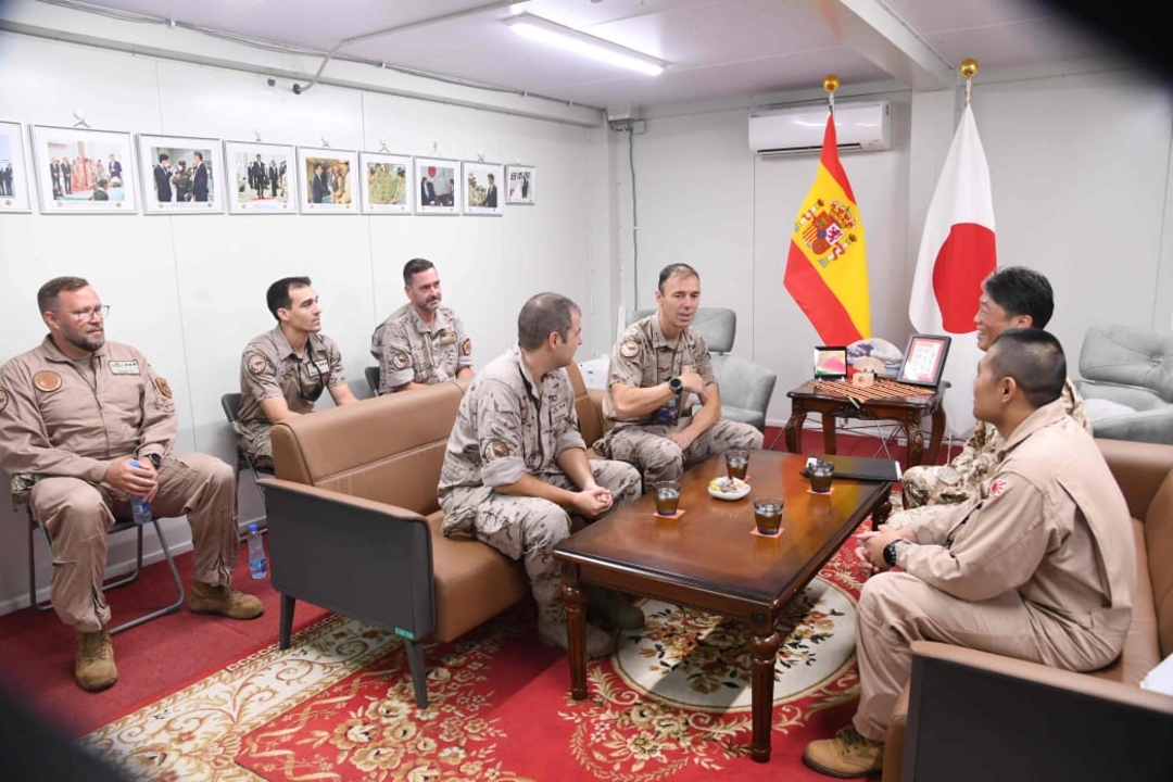 Reunión del jefe de Fuerza del DAT ´Orión´ con el coronel Tanaka, jefe del destacamento japonés desplegado en Yibuti
