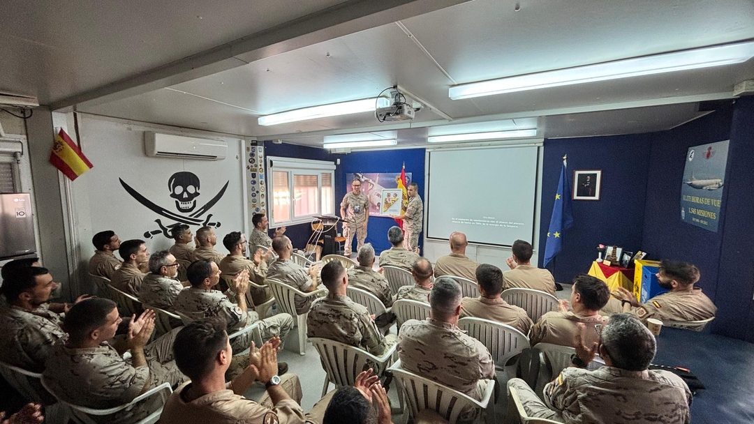 Entrega de la bandera al teniente coronel Pelegrina
