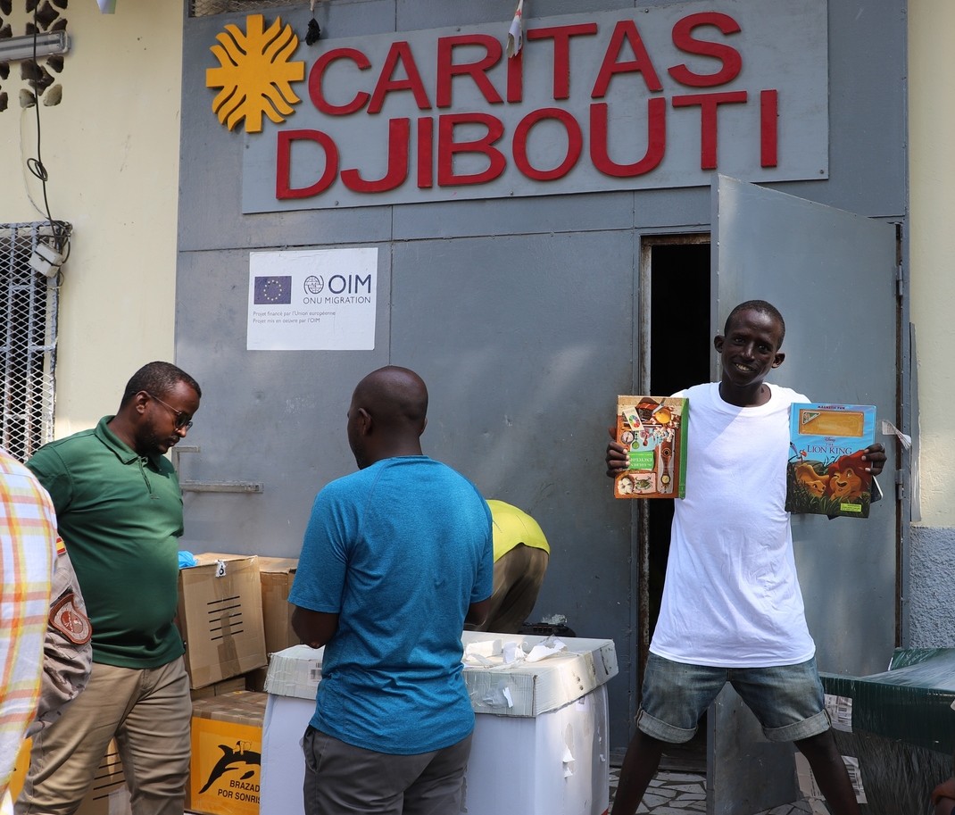 Entrega de material de Éstela de Ayo´y ´Brazadas por Sonrisas´en Cáritas Yibuti