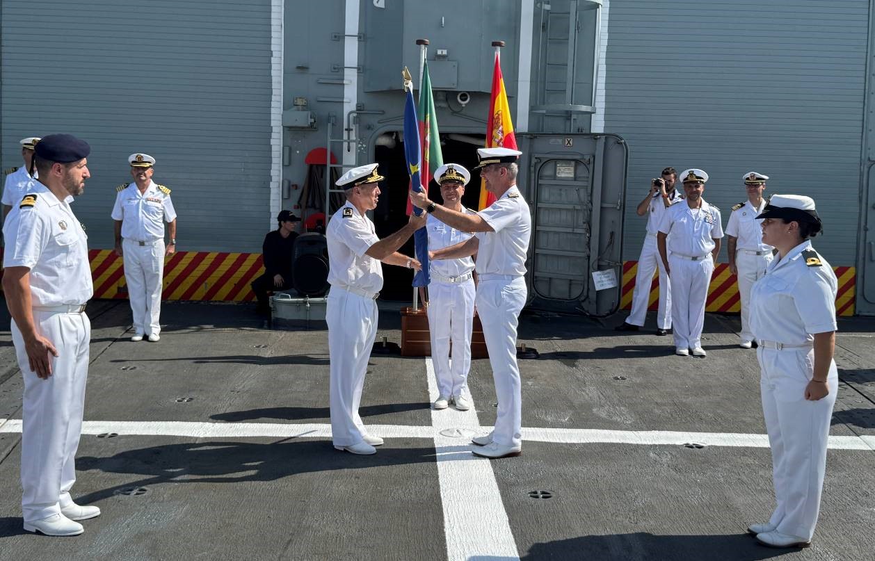 ntrega de la bandera de la Unión Europea al nuevo Comandante de la Fuerza