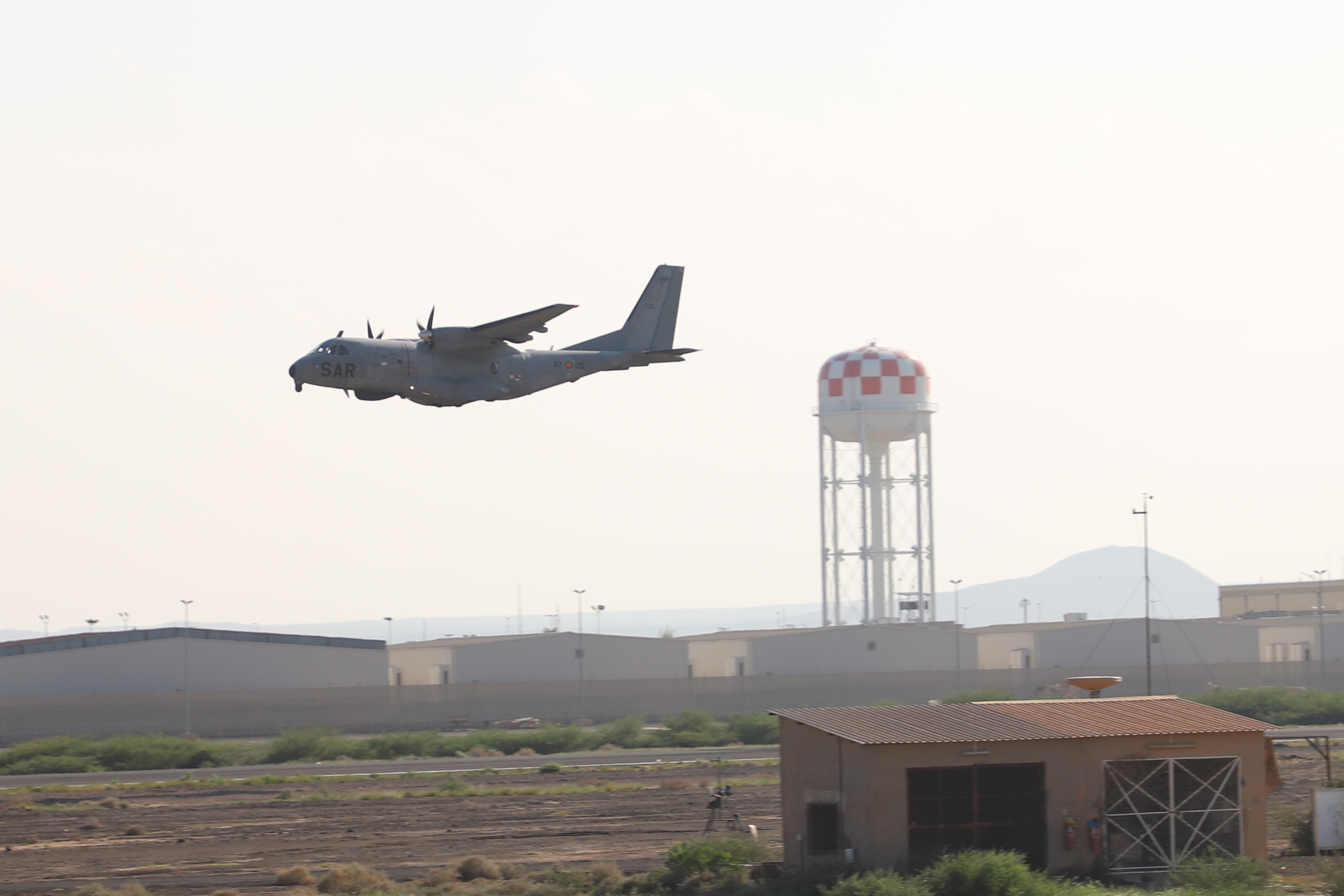 El Avión D4 llega a la base en Yibuti tras su última misión