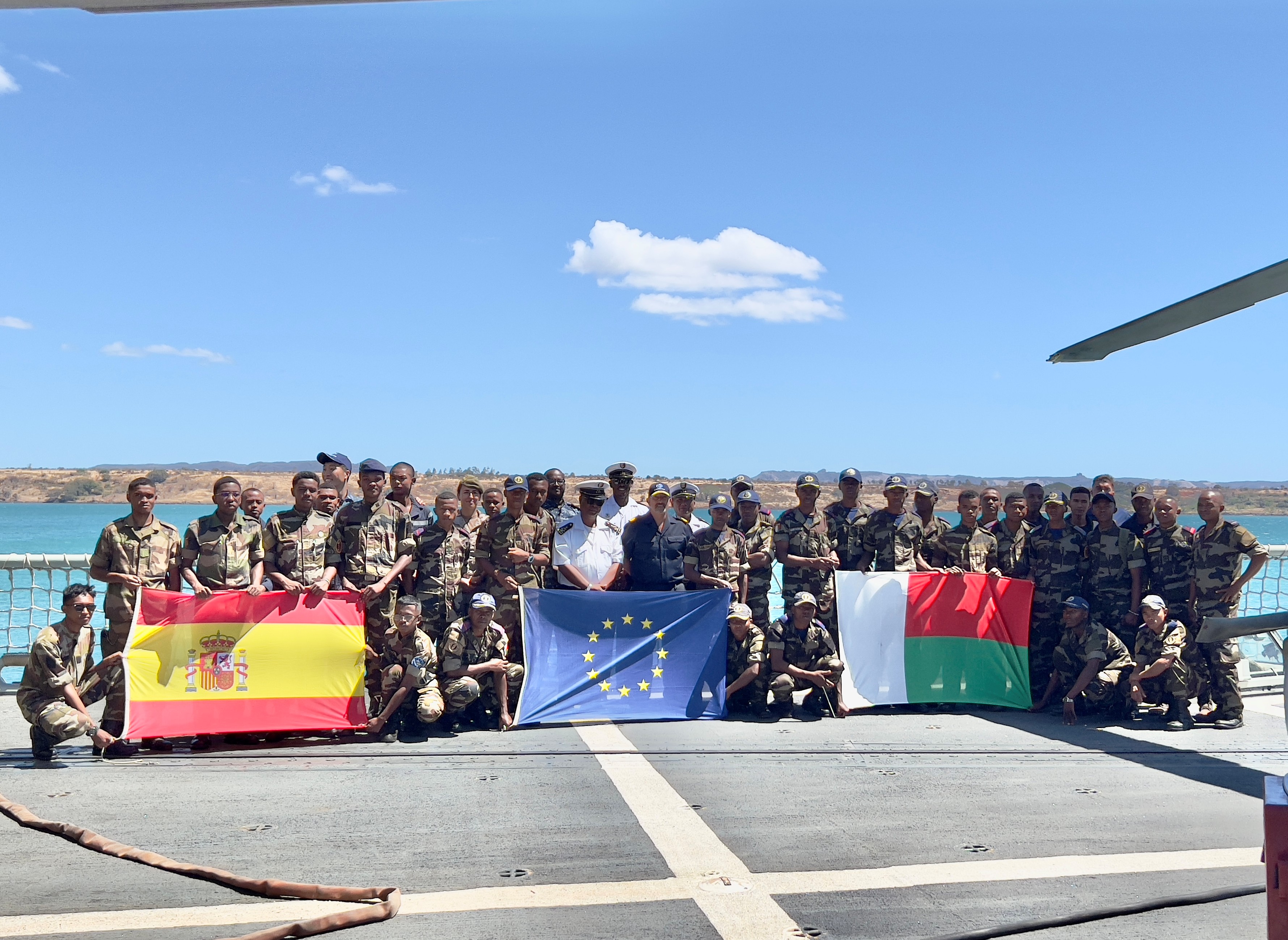 Foto de familia tras la visita a bordo