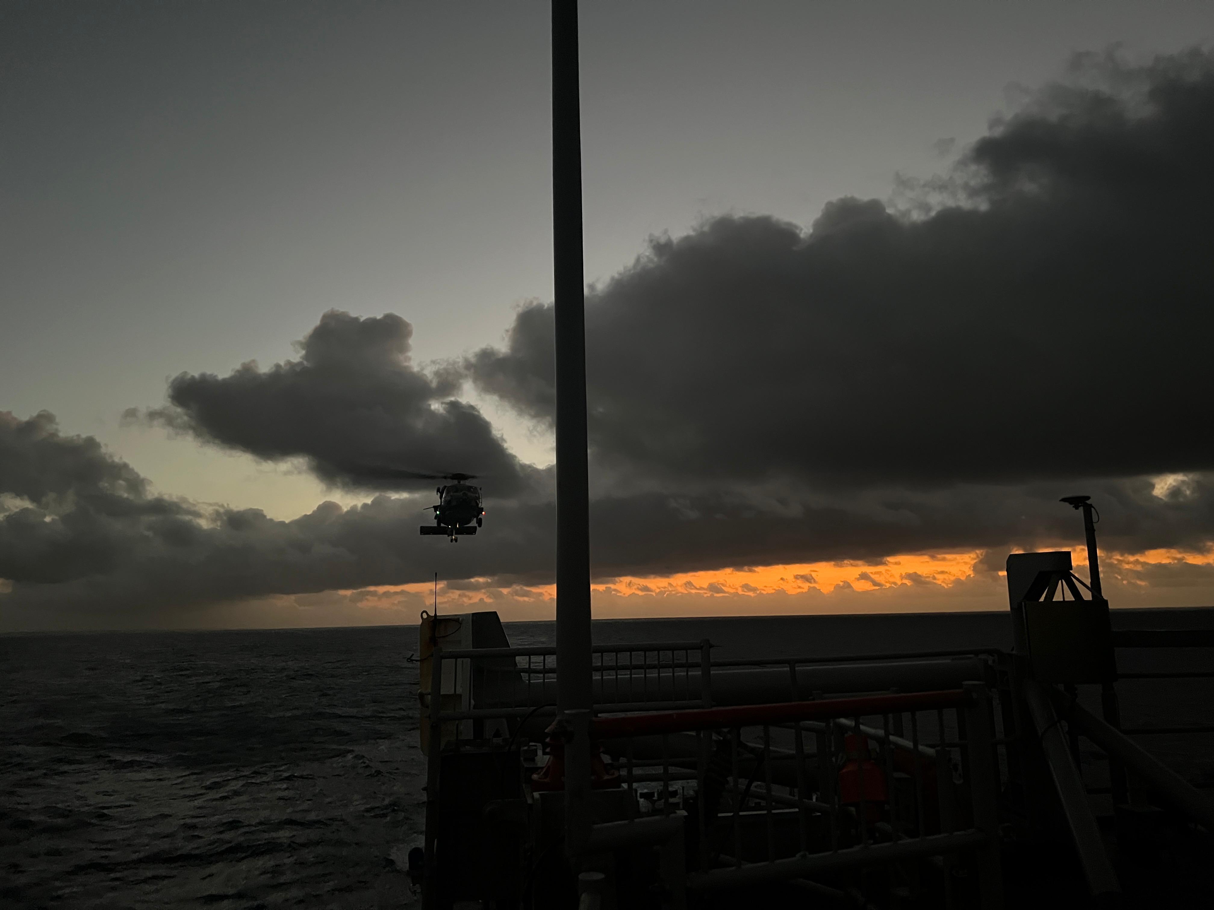 Helicóptero despegando a primera hora de la mañana