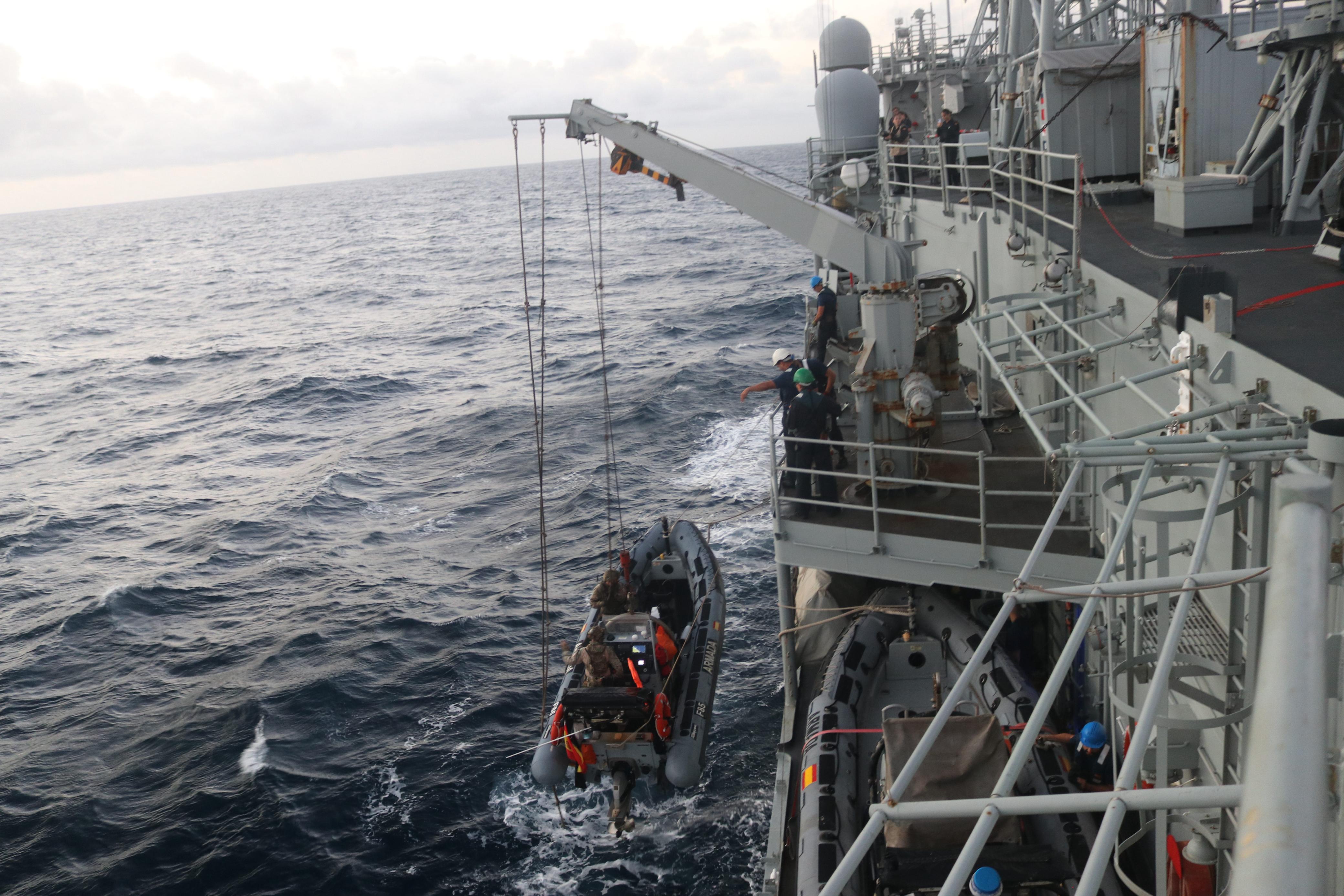 Arriando la RHIB de la fragata Navarra