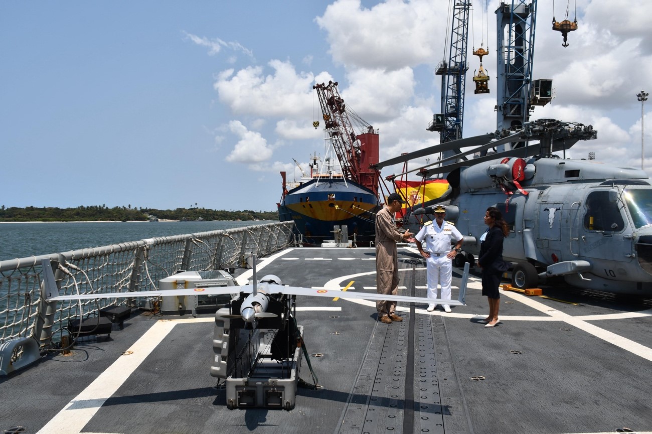 Embajadora recibiendo información en cubierta de vuelo