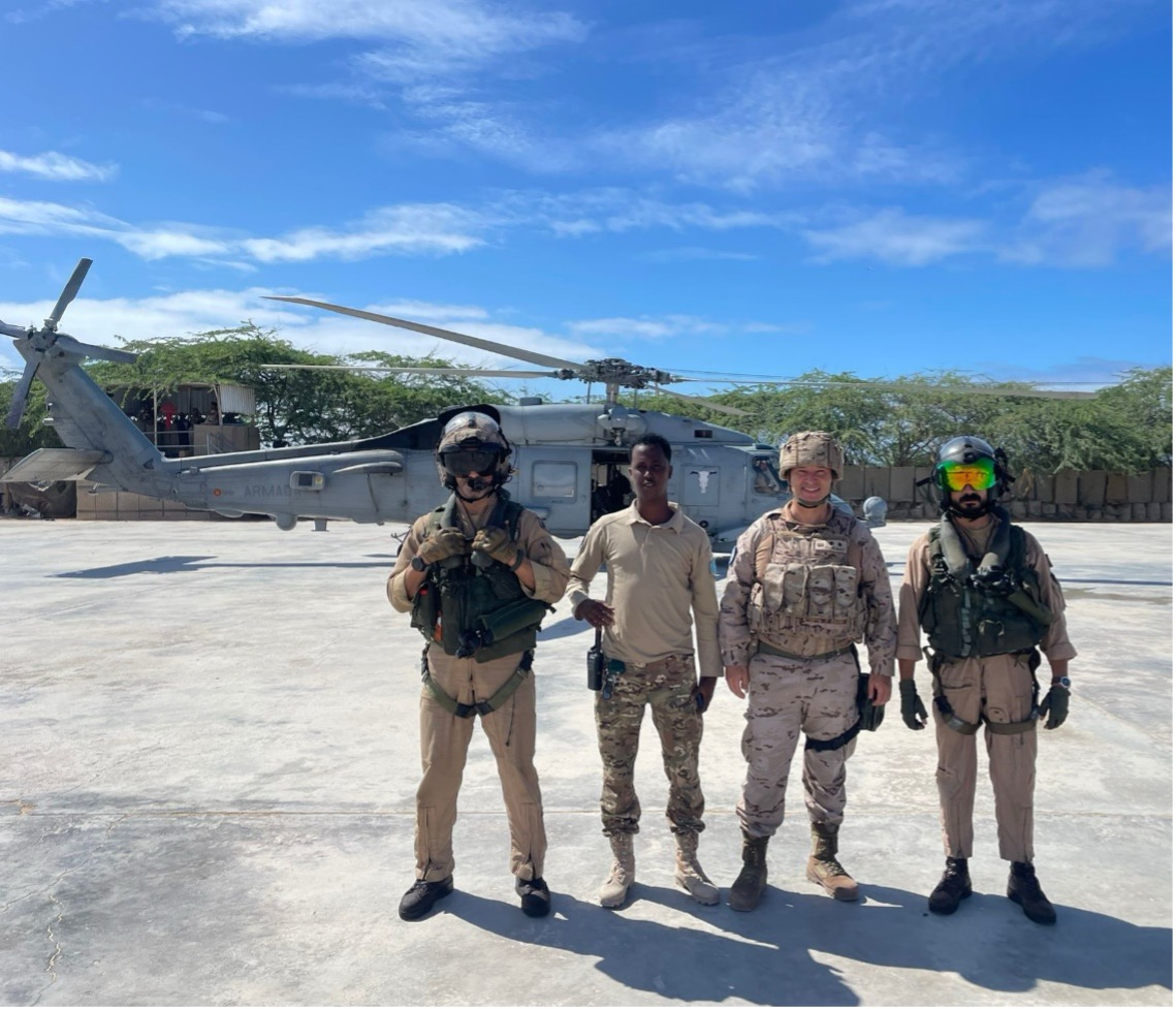 Dotación del helicóptero junto a personal de las instalaciones de la UE en Mogadiscio