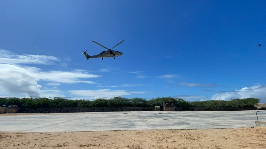 Helicóptero despegando en las instalaciones