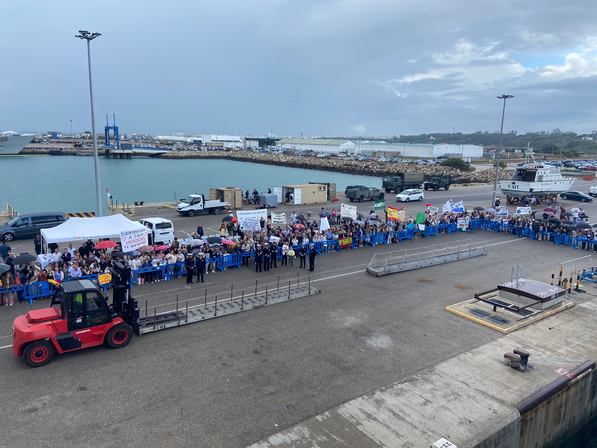 Llegada a Rota, familiares esperando