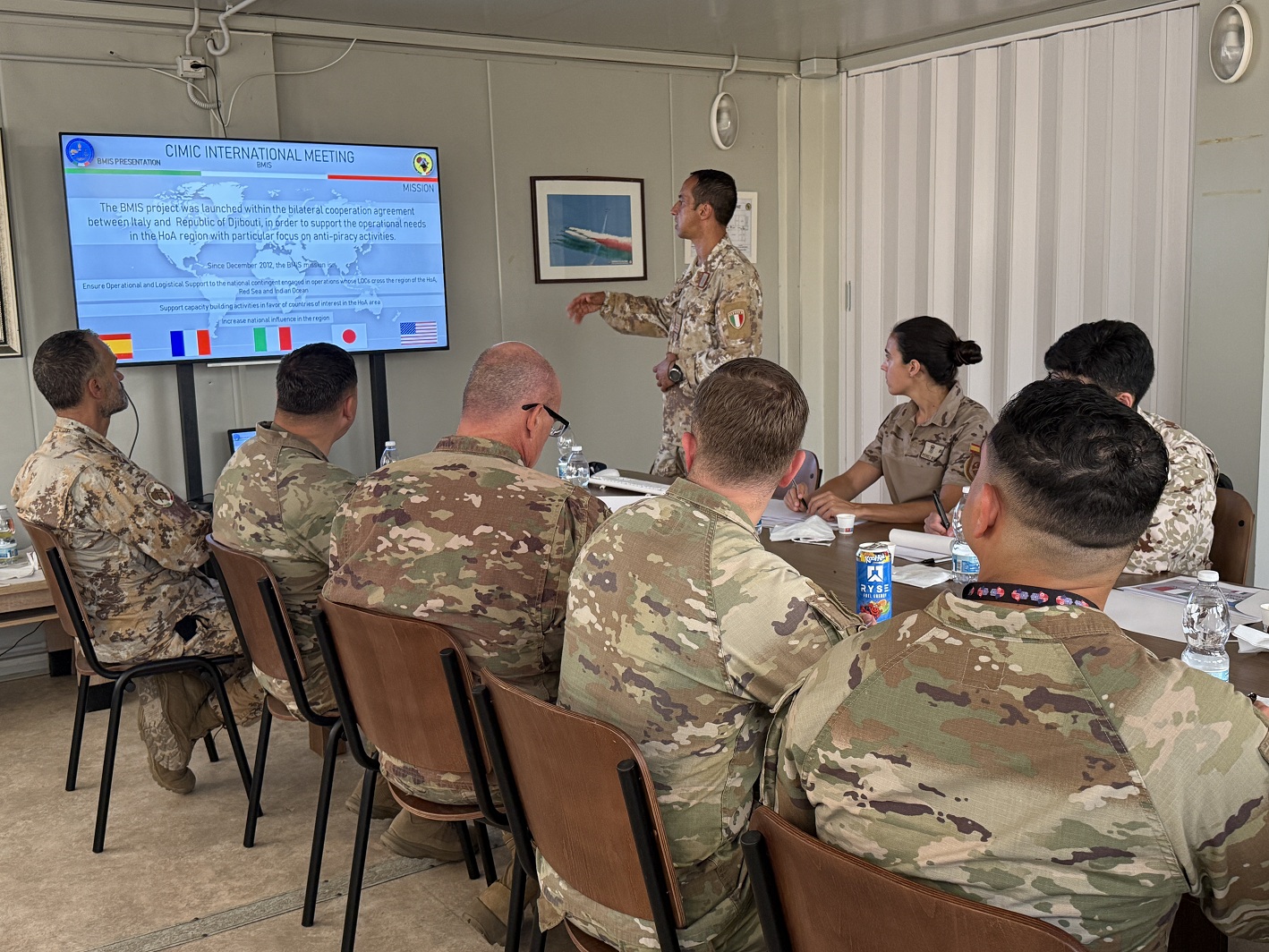 Reunión de cooperación de actividades cívico-militar