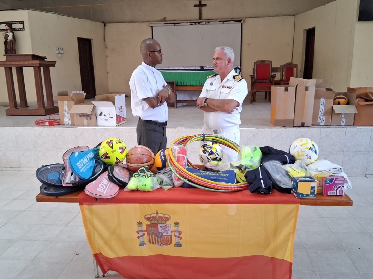 Donación coordinada por MINISDEF de material escolar