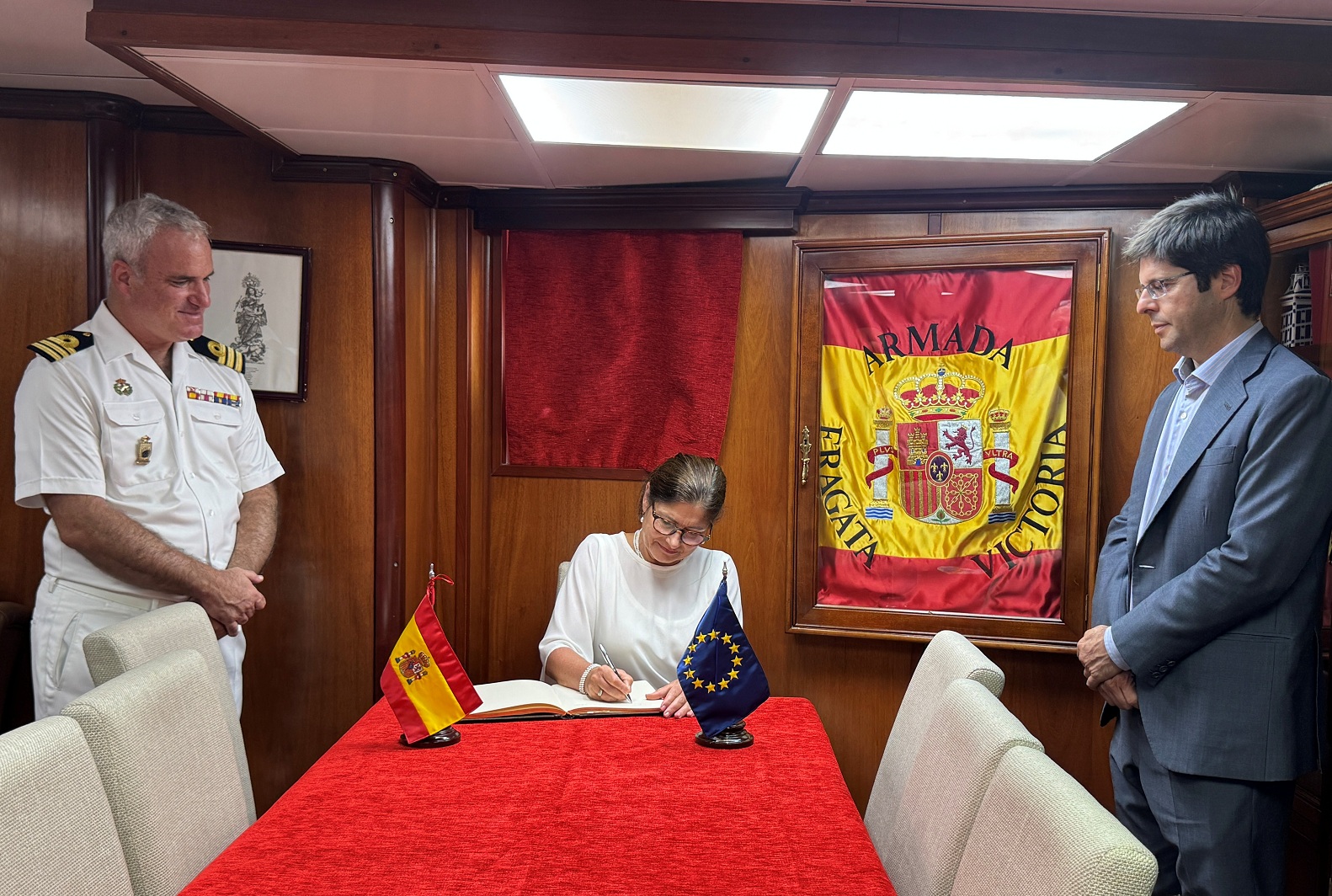 La embajadora de la UE en Kenia, Ms. Henriette Geiger, firma el libro de honor
