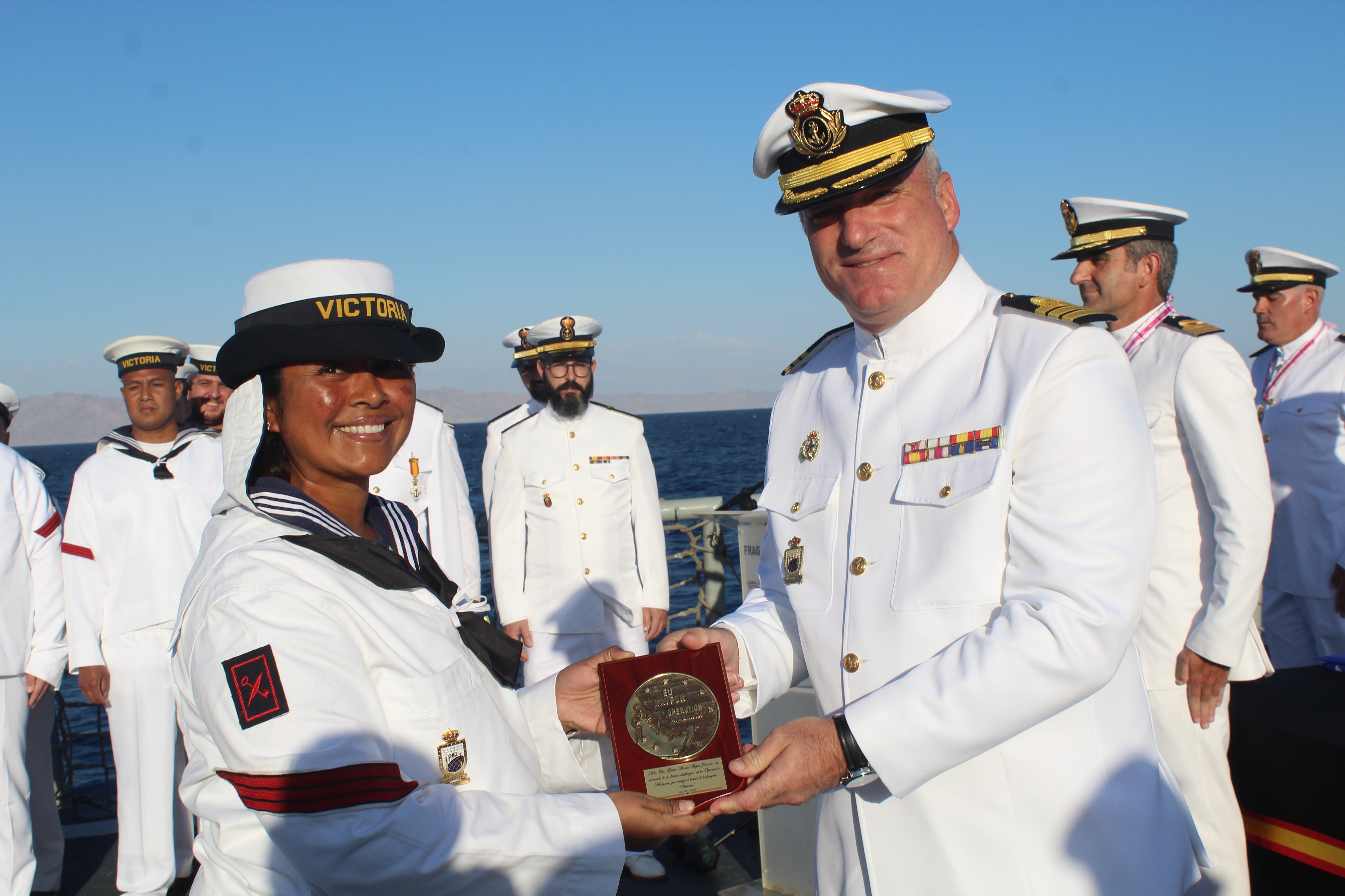 Entrega a la CBO Gisela María Mejía de un reconocimiento especial por su 10ª participación en la Operación ATALANTA