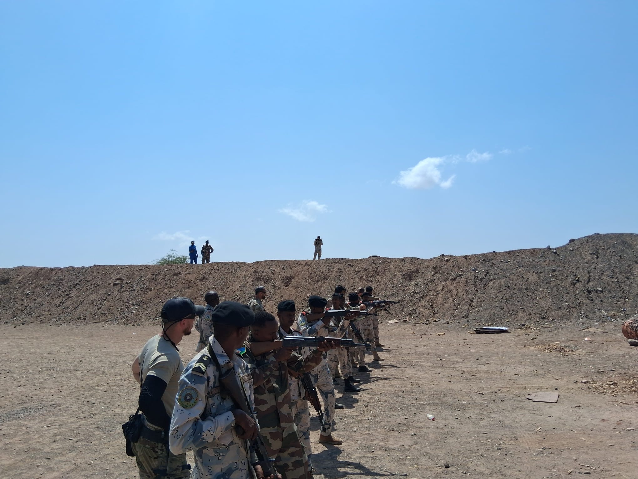 Guardacostas de Yibuti participan en ejercicios de tiro