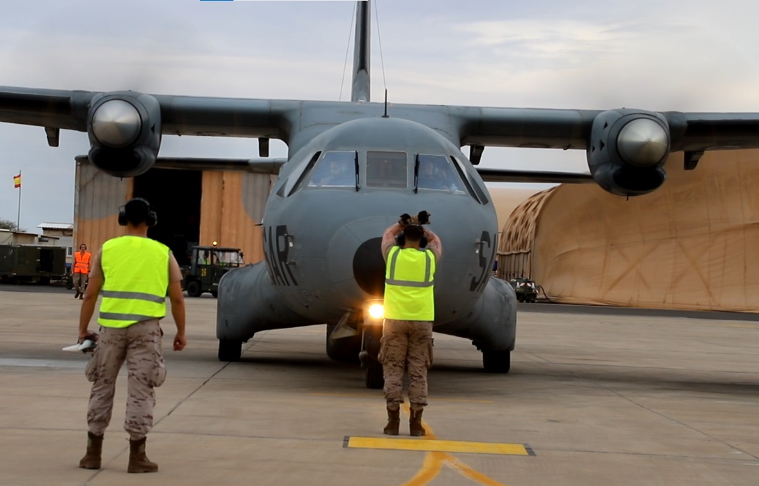Avión llegando al parking tras el aterrizaje