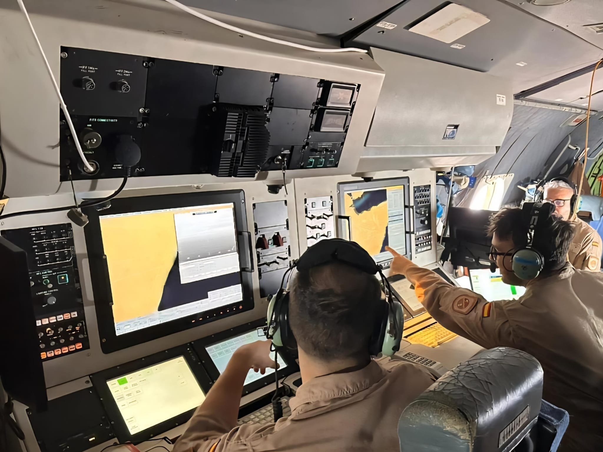 Operadores del Radar analizando los datos obtenidos