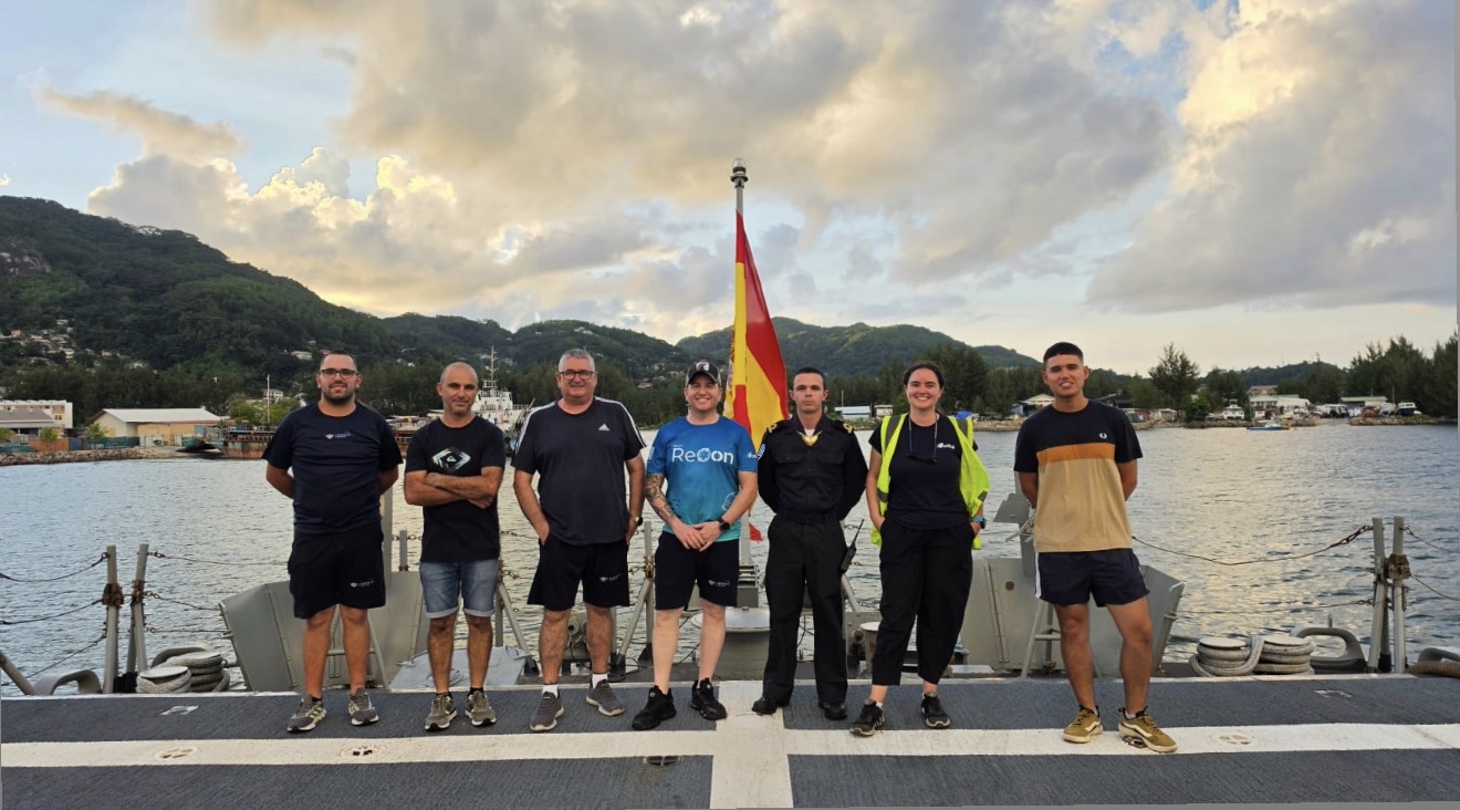 Miembros del pesquero ‘TXORI ARGI’ en su visita a la ‘Canarias’