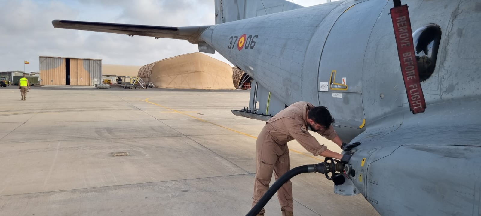 Mecánico de vuelo repostando el avión