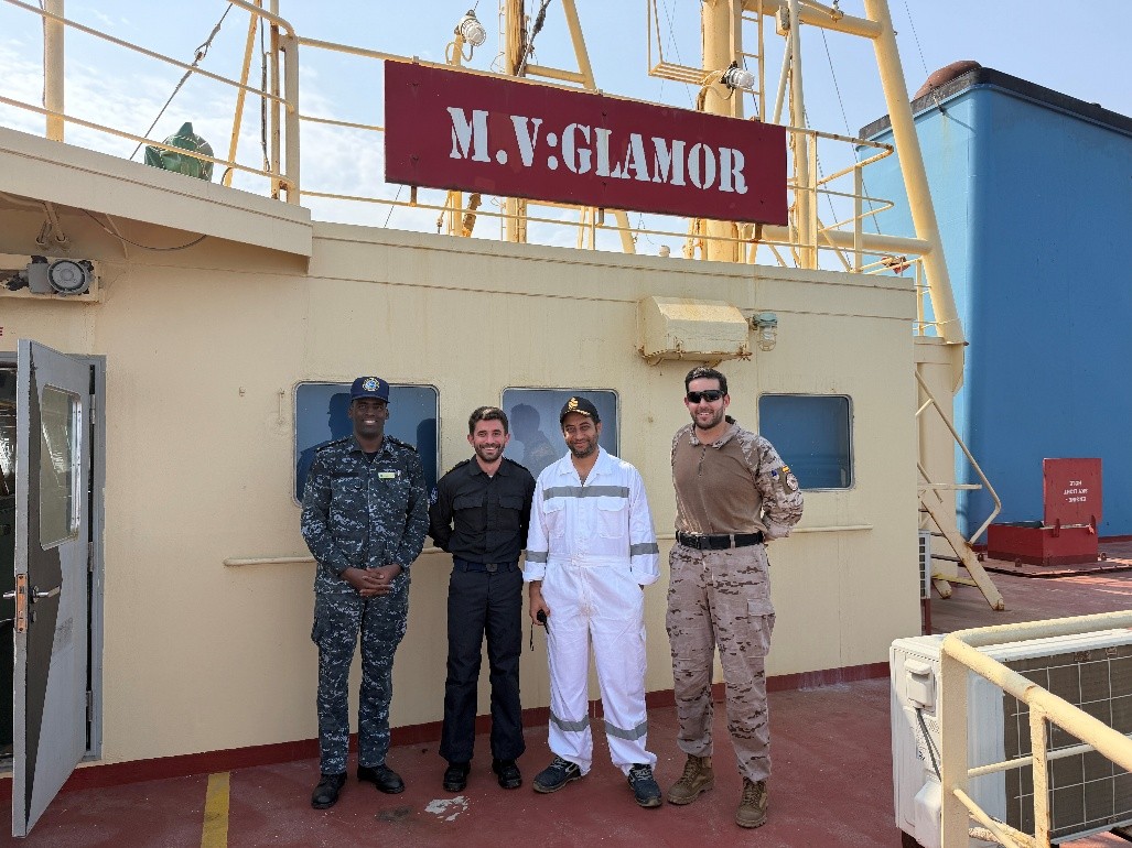 Personal de la operación Atalanta con el capitán del barco