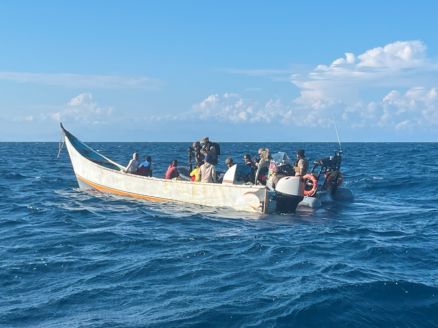 Equipo de abordaje de la fragata 'Santa María' con pesqueros yemeníes