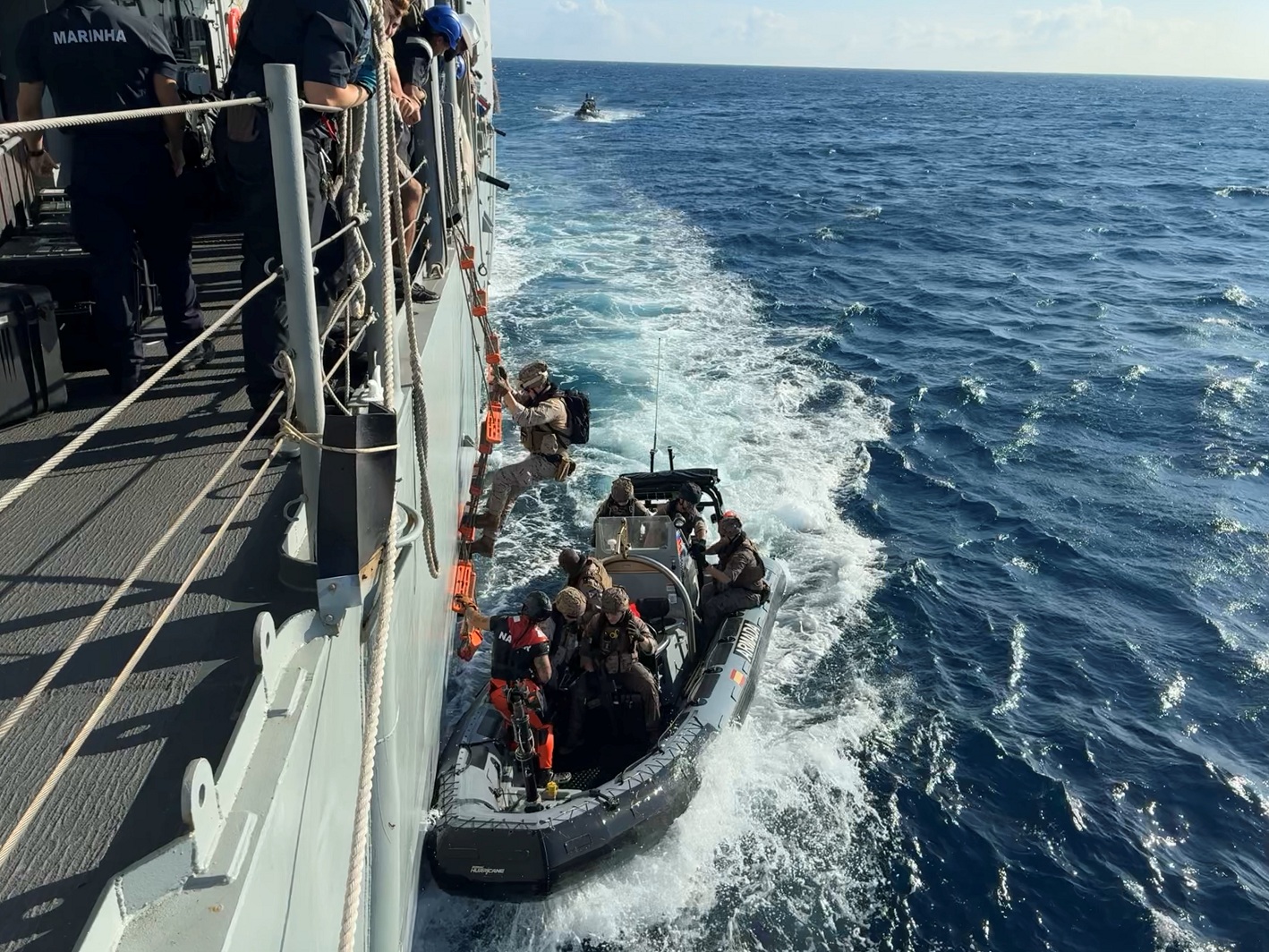 Equipo de abordaje desembarcando de la fragata 'Santa María'