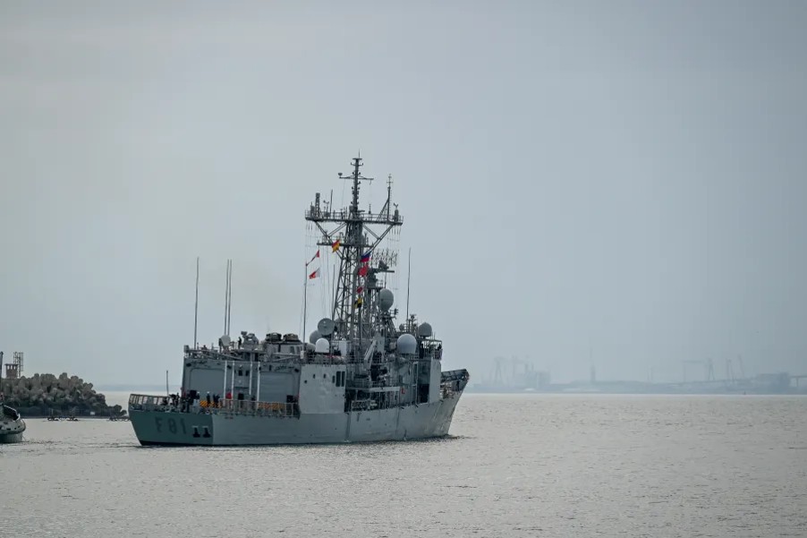 Fragata ‘Santa María’ saliendo de la Base Naval de Rota.