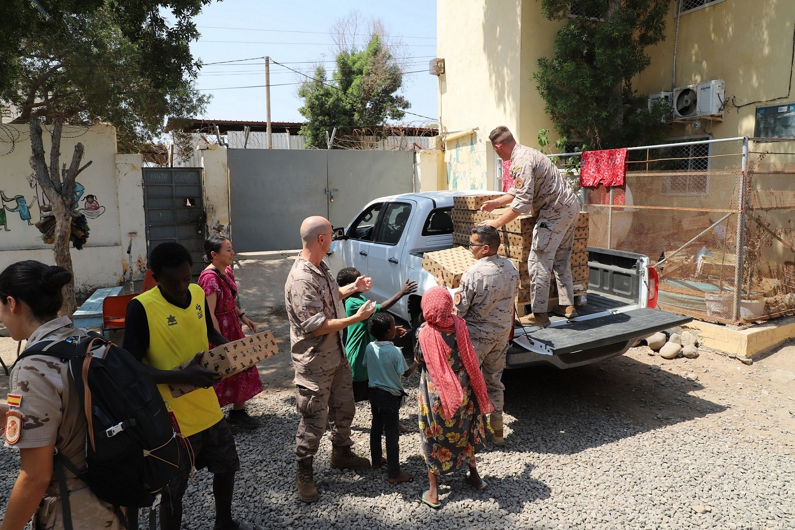 Descarga de material por parte de los aviadores del 57º contingente