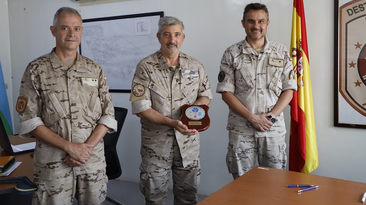 Los jefes de Fuerza, entrante y saliente entregan un obsequio al contraalmirante, Force Commander de la Operación Atalanta