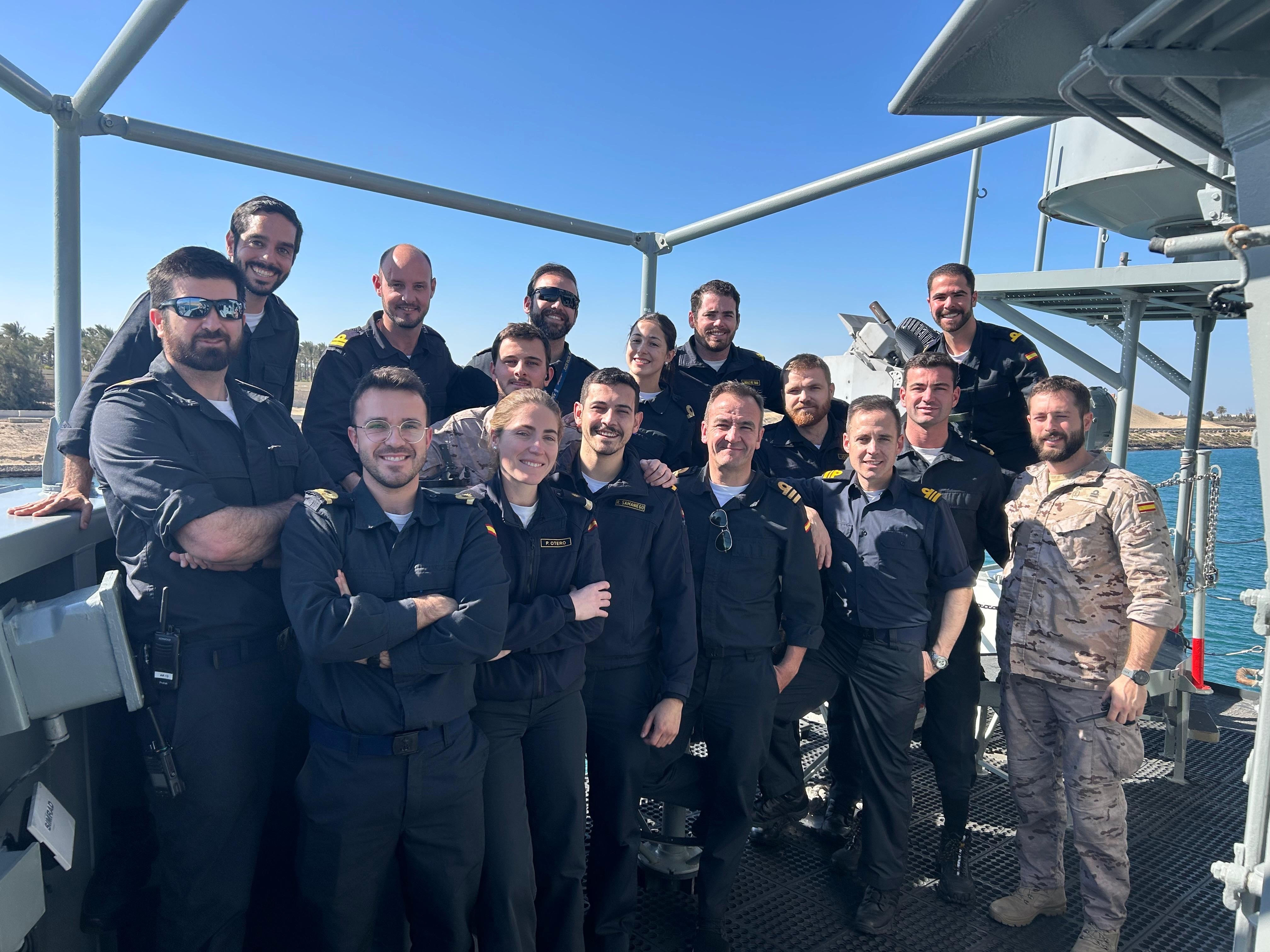 Capitán de fragata Moreno con los oficiales de la dotación