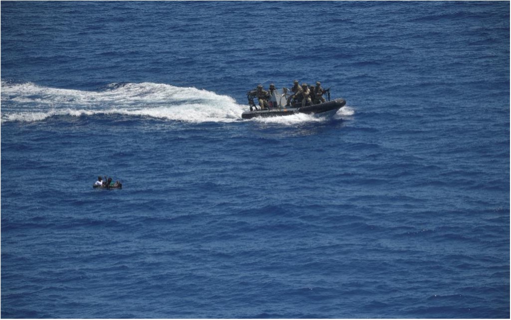 Aproximación de embarcación de la FGNE a los presuntos piratas