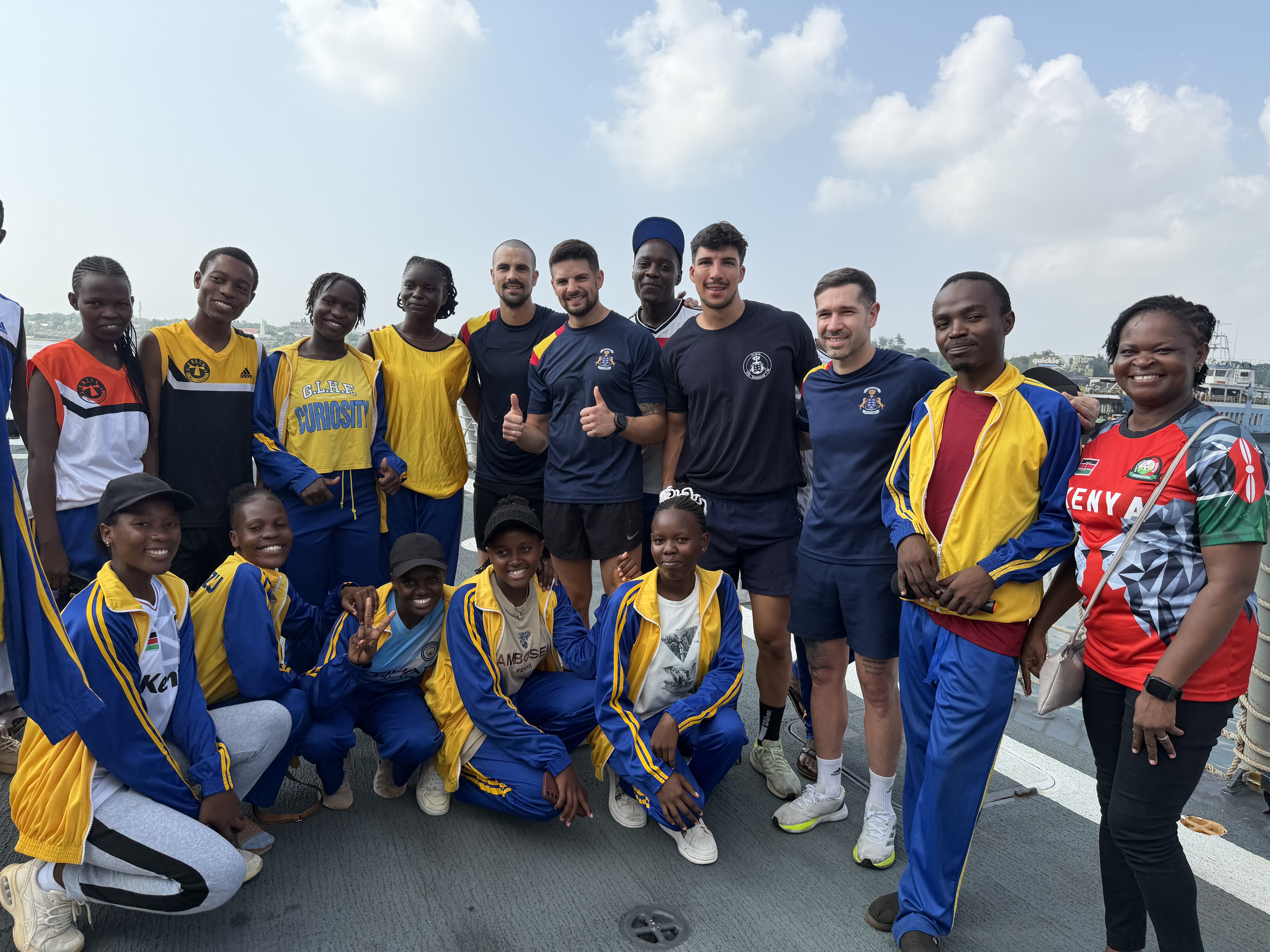 Participantes locales de la carrera junto con miembros de la ‘Canarias’