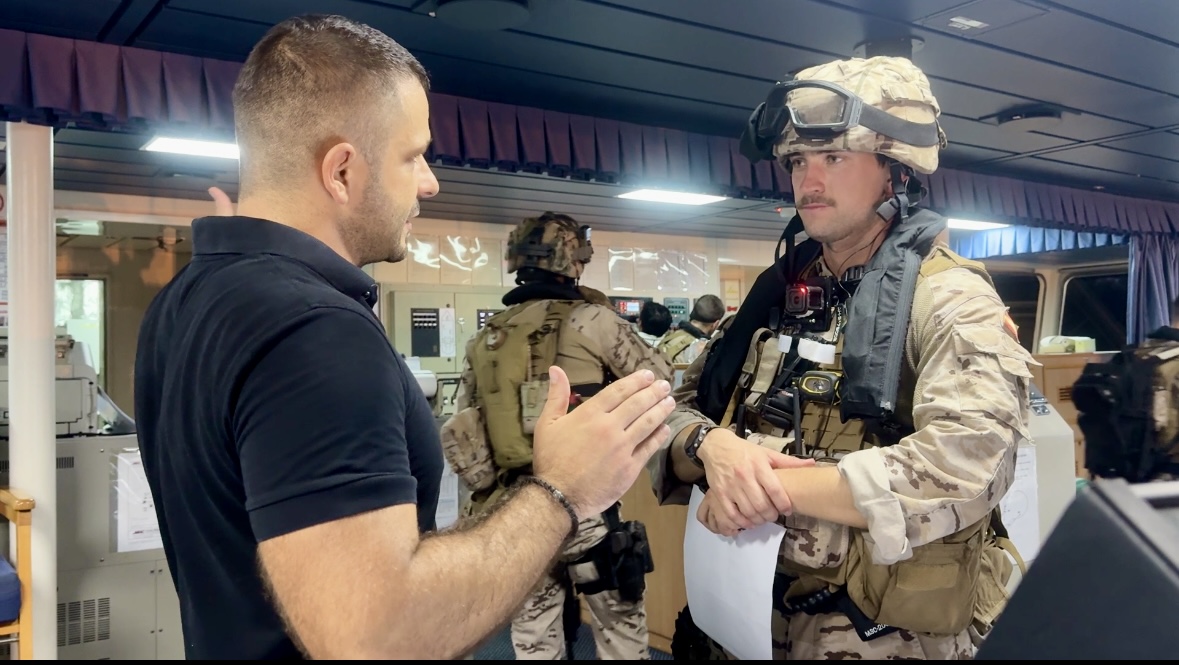 Con la tripulación del mercante maltés