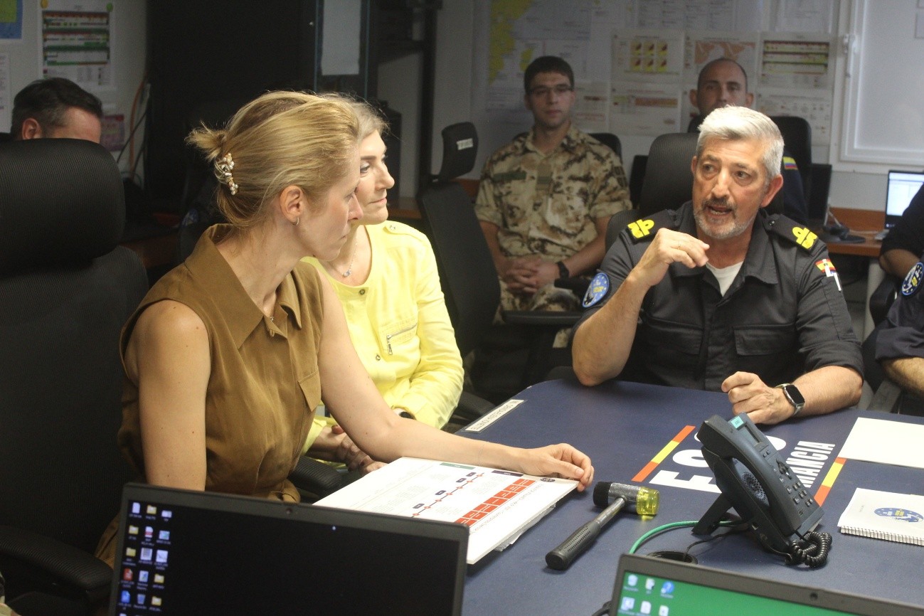 El Force Commader explicando las misiones de la operación