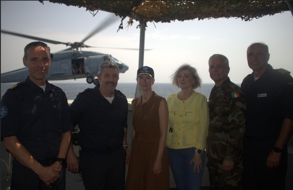 Kaja Kallas junto al vicealmirante Villanueva y otros oficiales de la operación