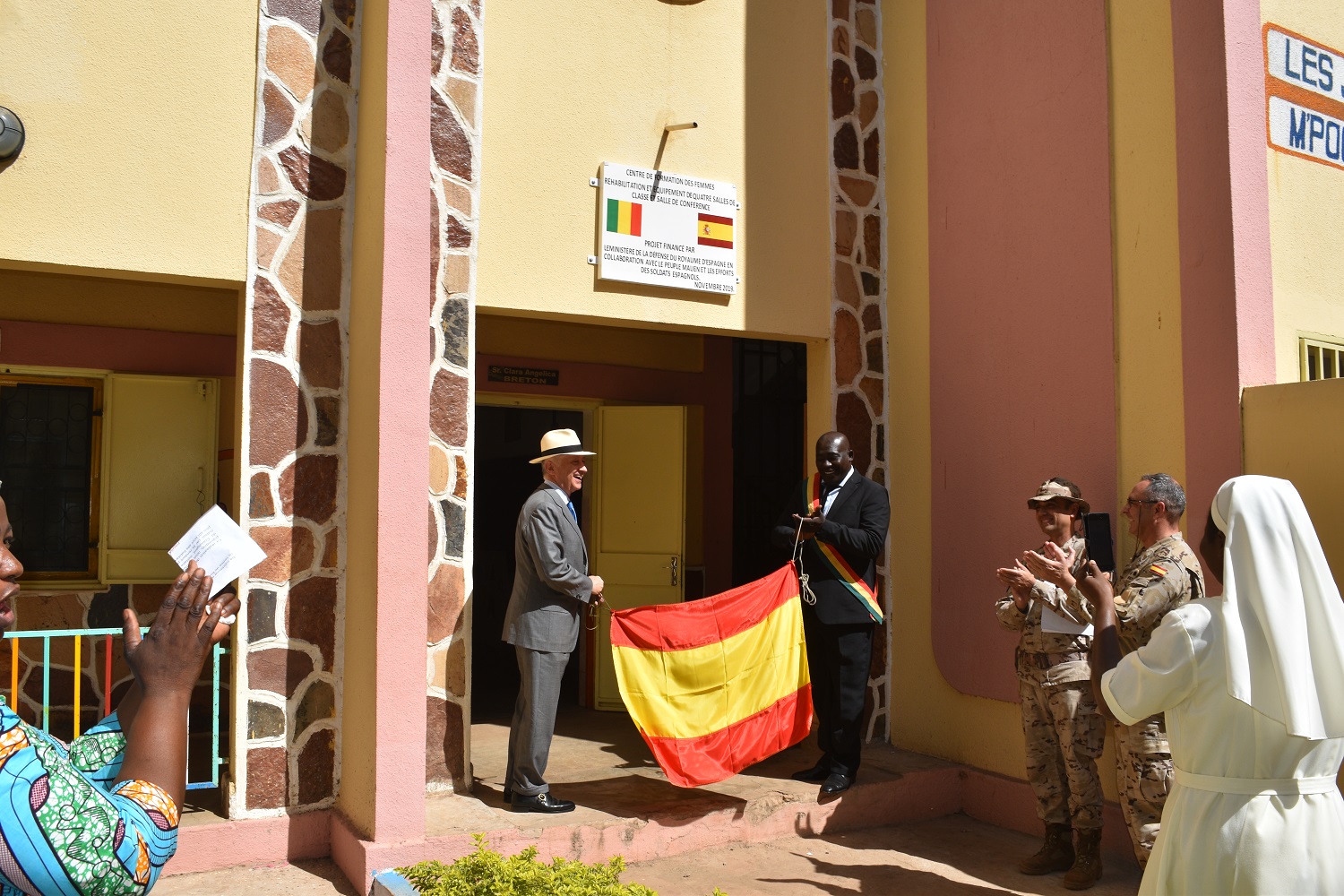 El contingente español en Mali presta apoyo al Centro de Formación para Mujeres de Bamako