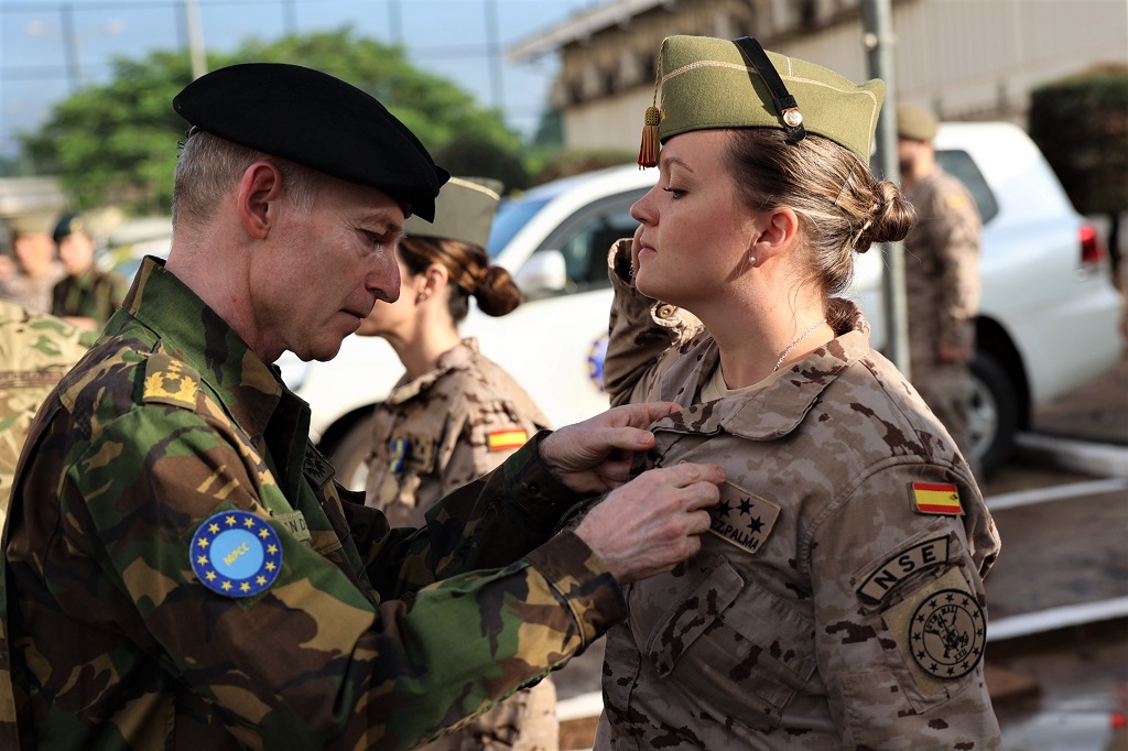 Imposición de la medalla de EUTM Mali a una de las oficiales españolas