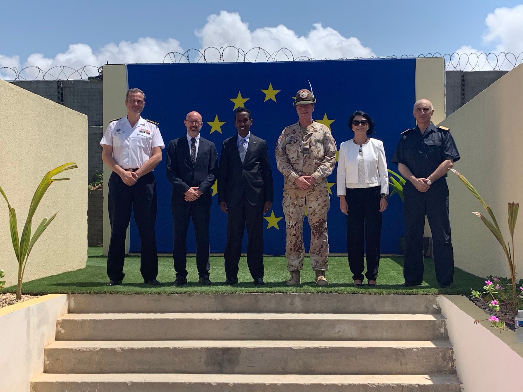 El comandante de la Fuerza de EUNAVFOR participa en la celebración del Día de la Unión Europea en Somalia