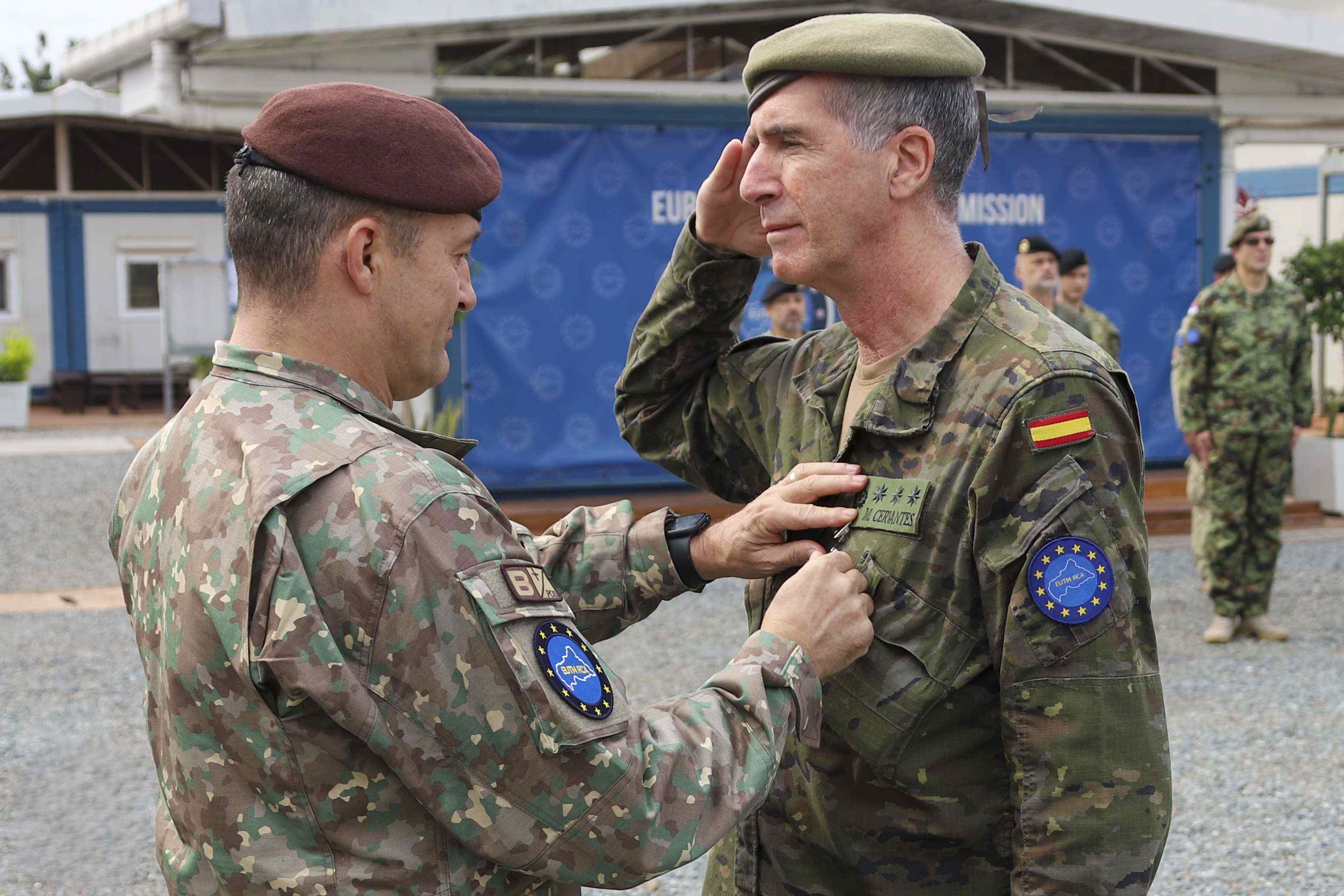 El general jefe de la misión impone las condecoraciones