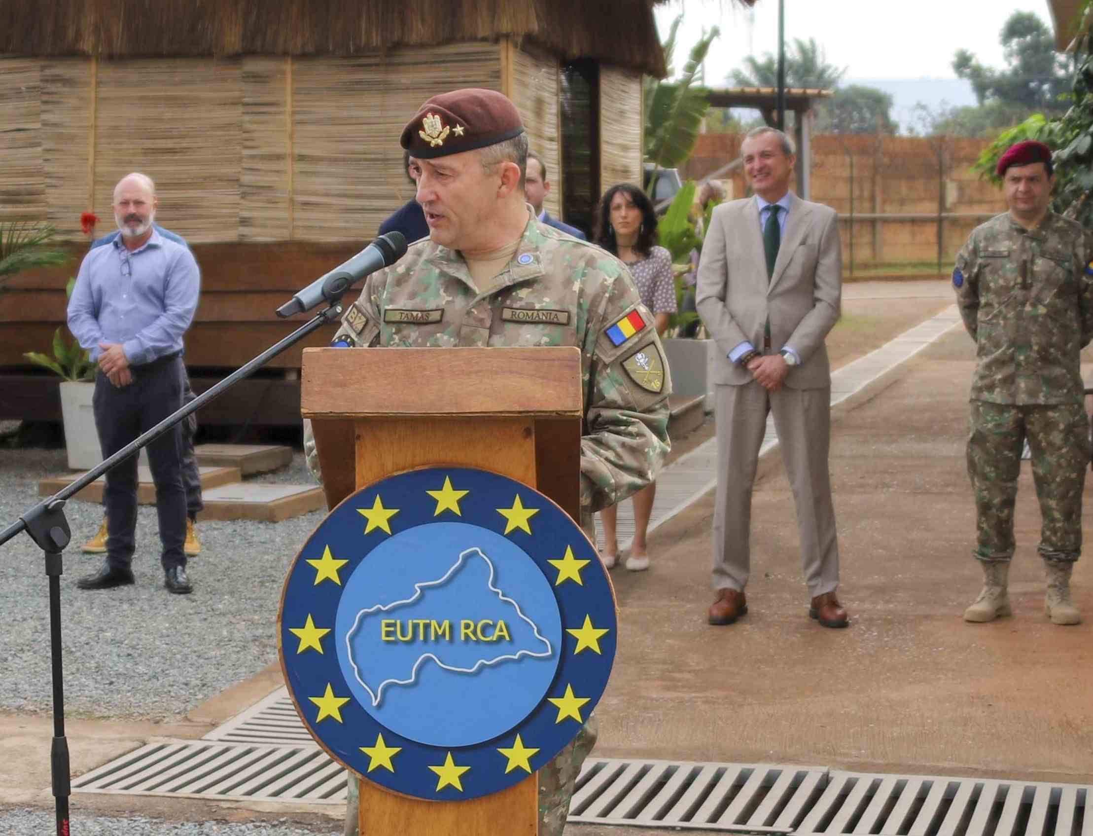 Alocución del general jefe de la misión