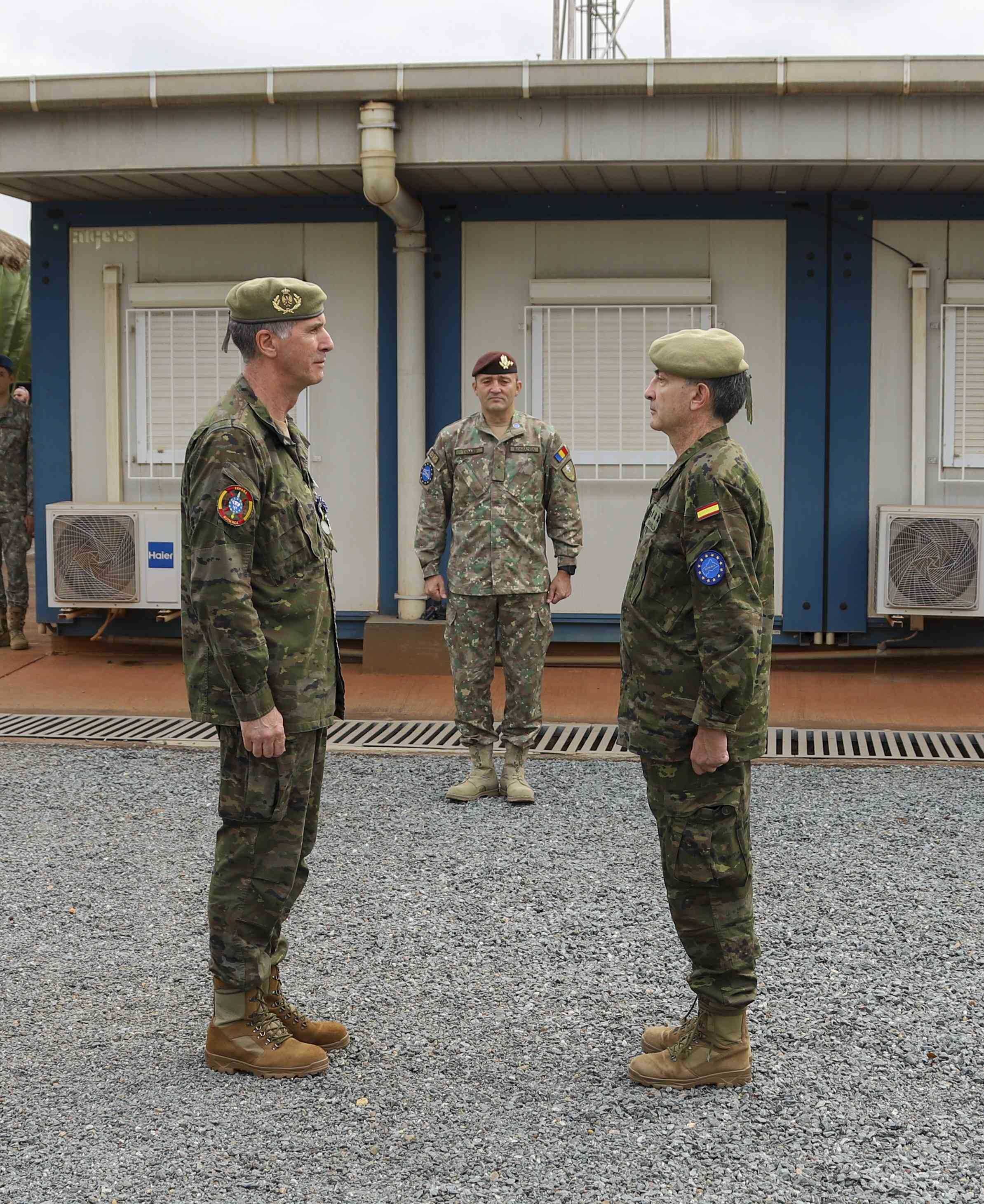 Momento de la transferencia de autoridad entre los coroneles