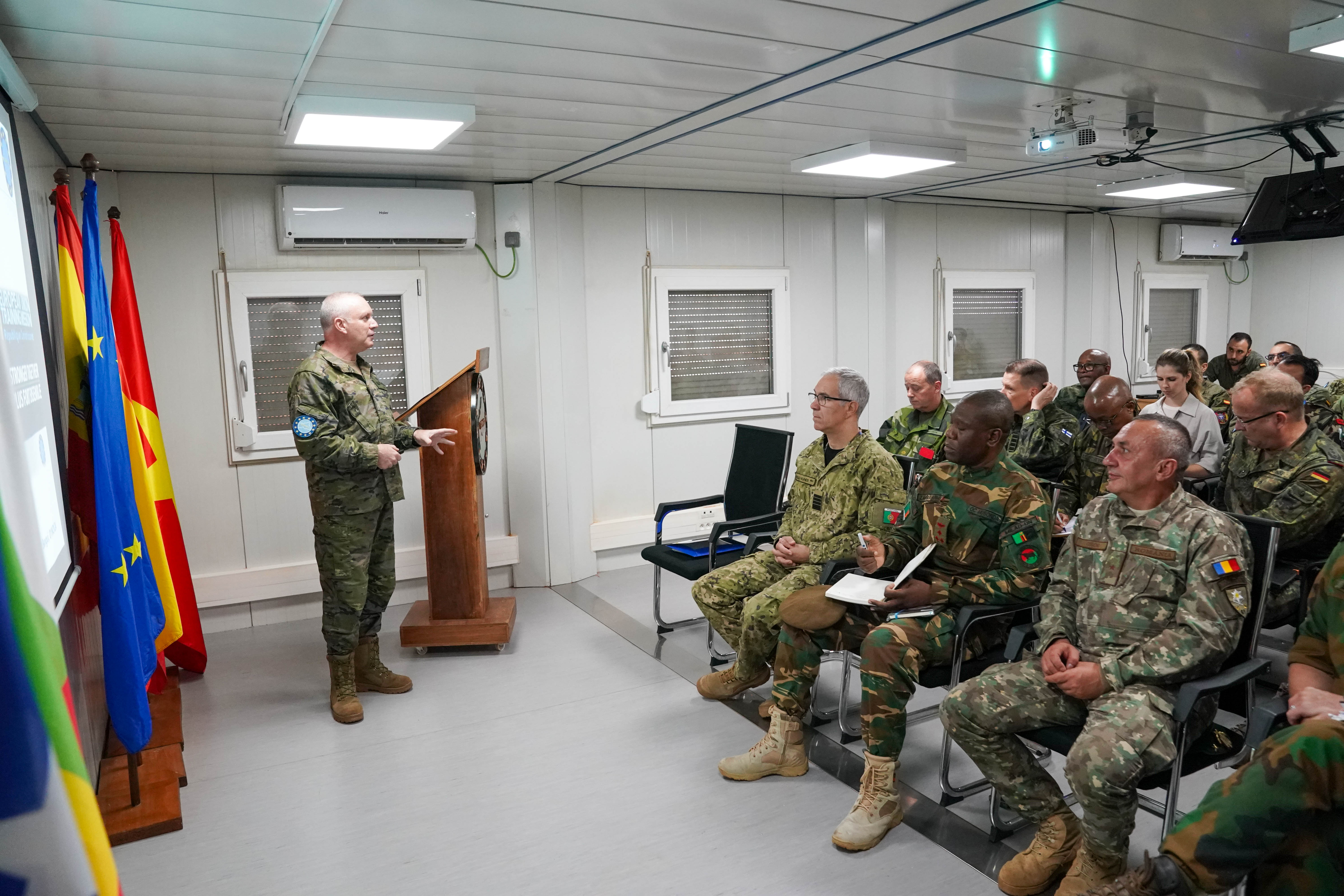 Jefe de Estado Mayor de EUTM RCA, durante una exposición a personal militar internacional