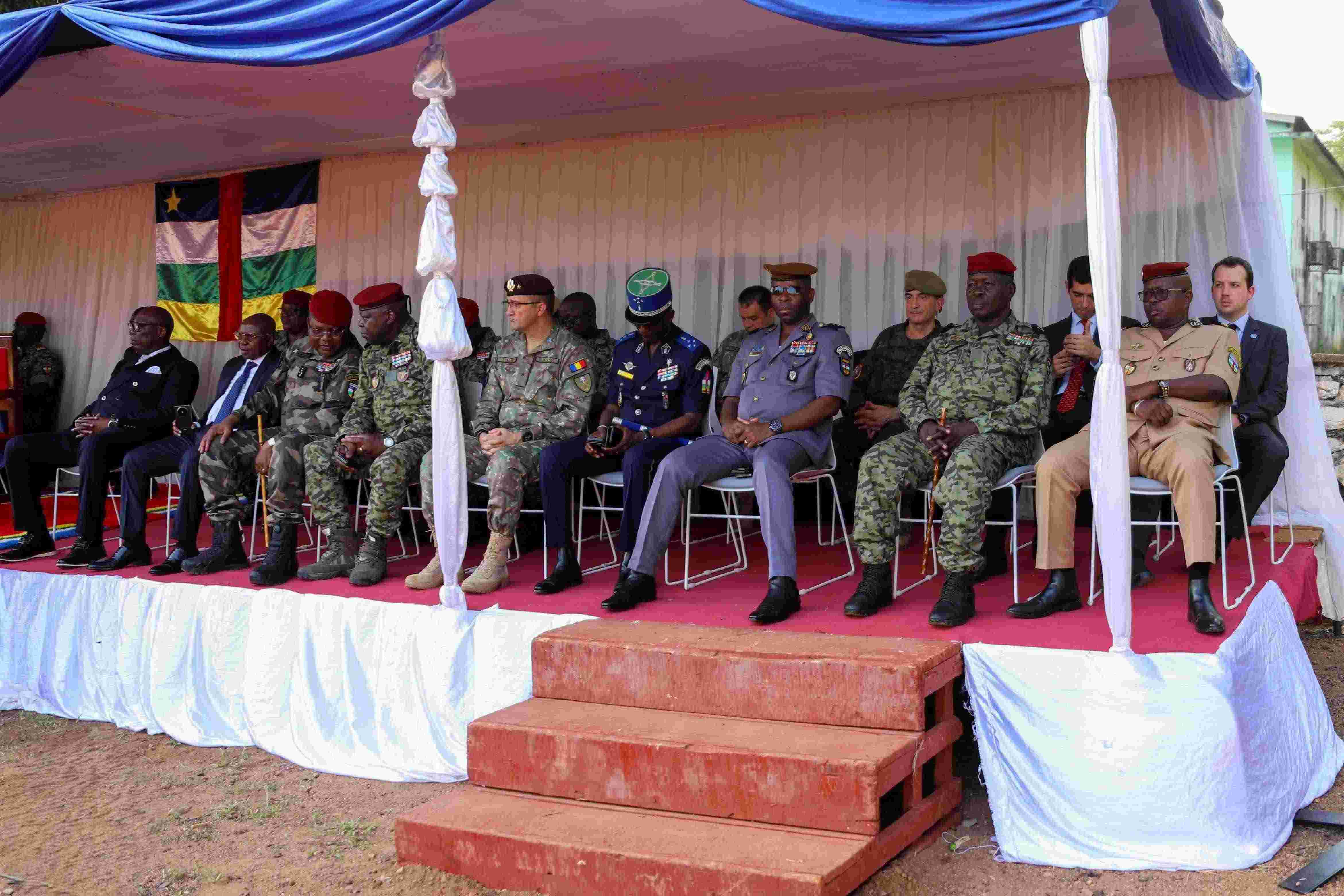 Palco de autoridades civiles y militares