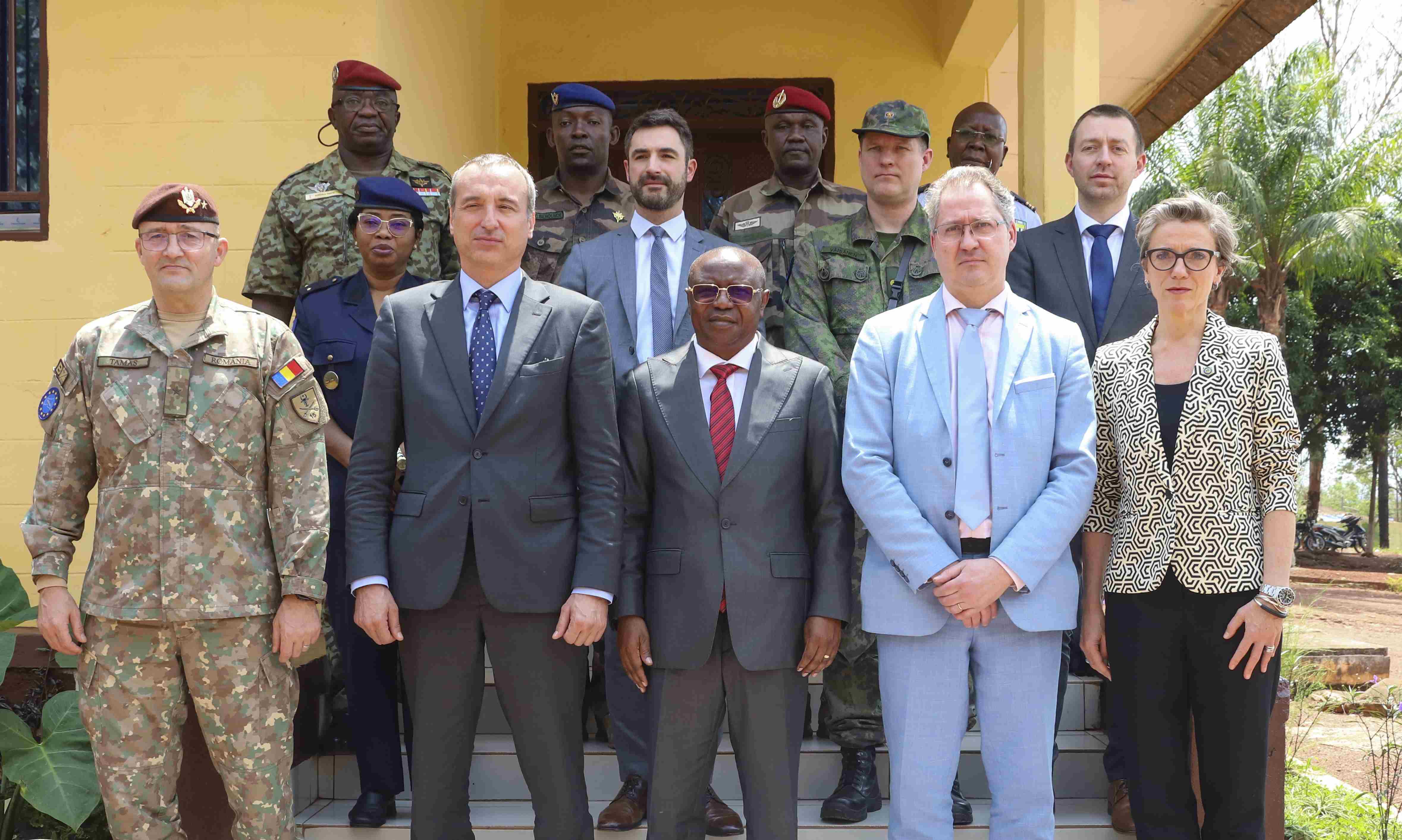 Delegación con autoridades civiles y militares de RCA