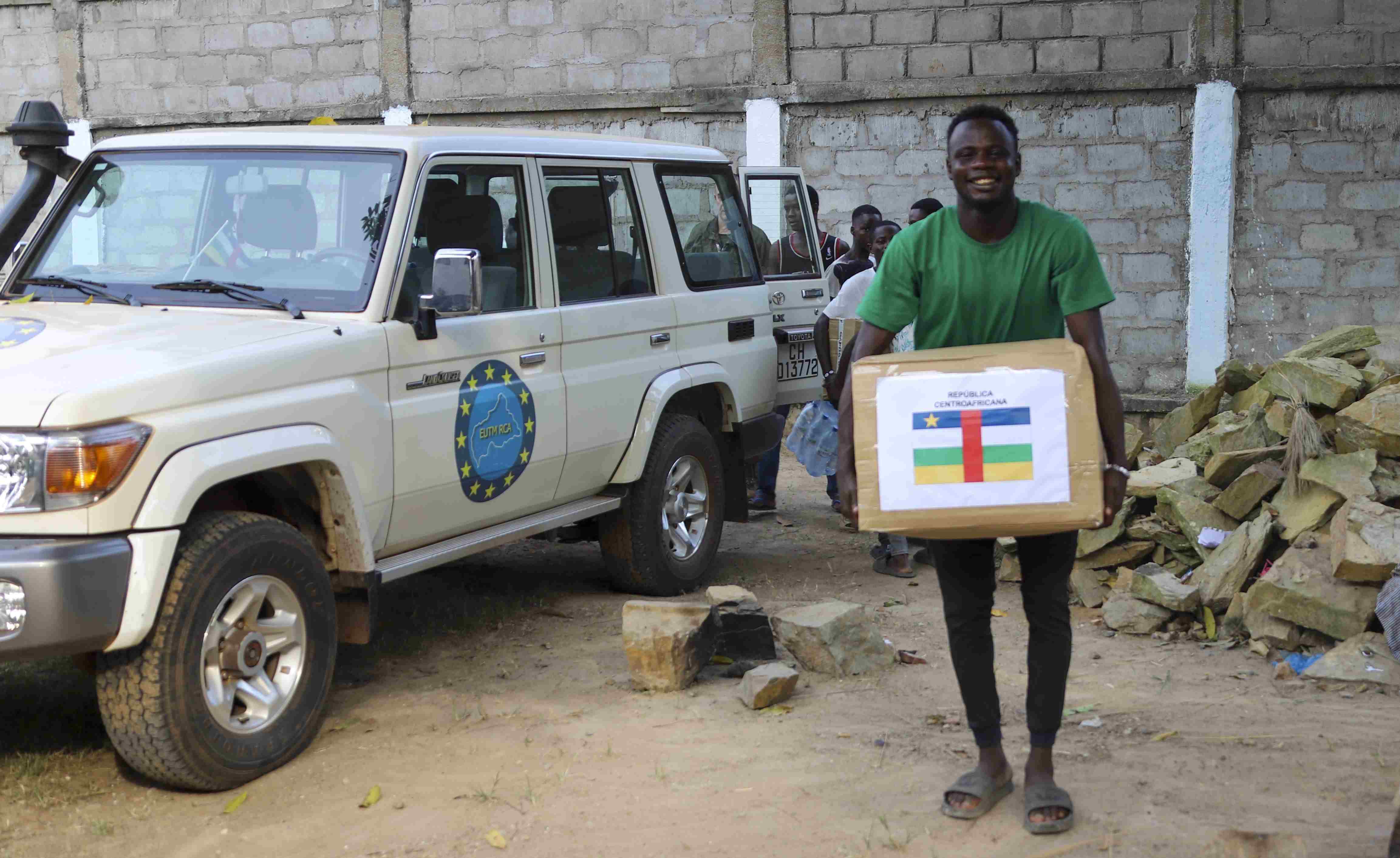 Descarga del material de la donación en el orfanato.