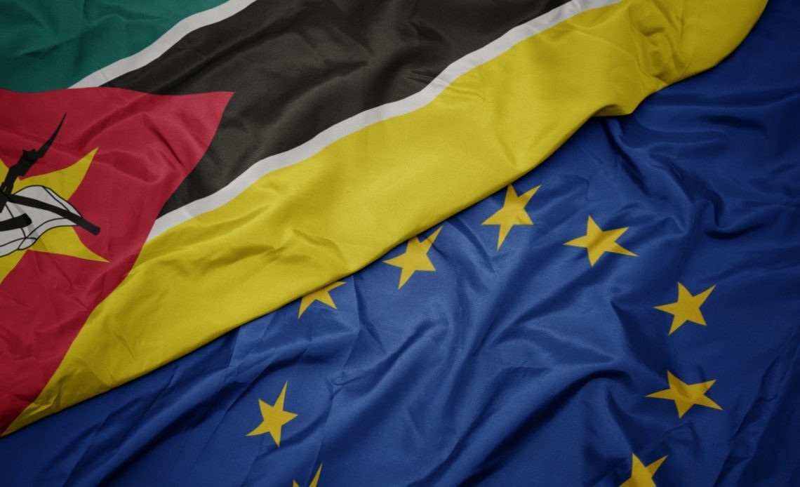 Banderas de la UE y Mozambique