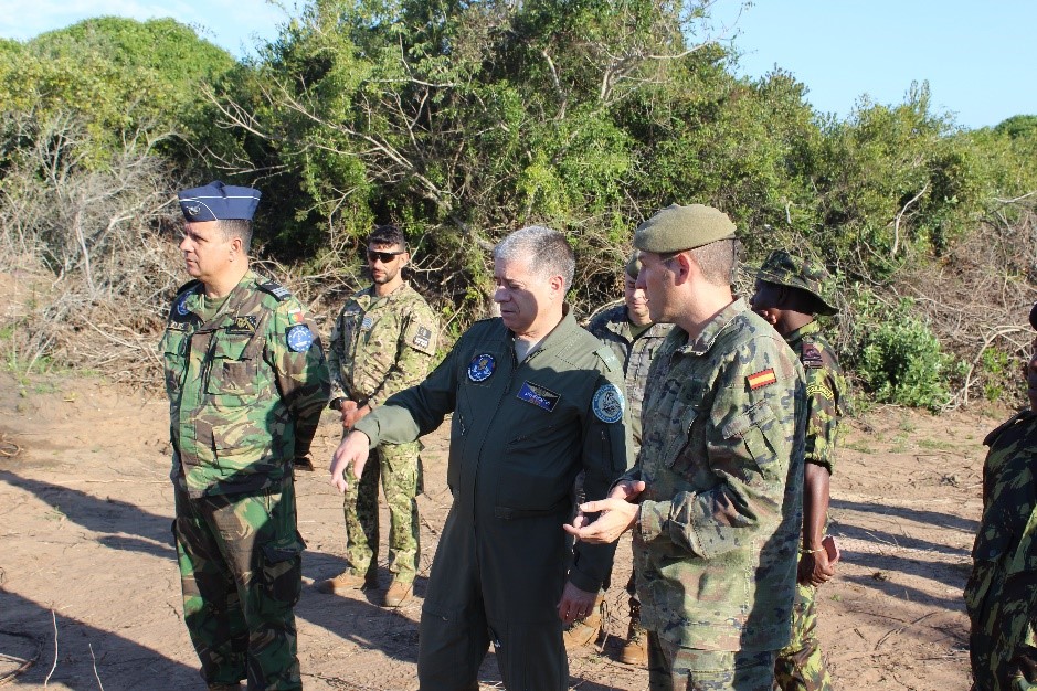 Observadores españoles con el Mission Force Commander de EUTM Mozambique