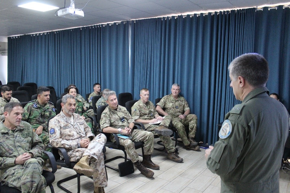 Observadores españoles en una reunión con el Mission Force Commander