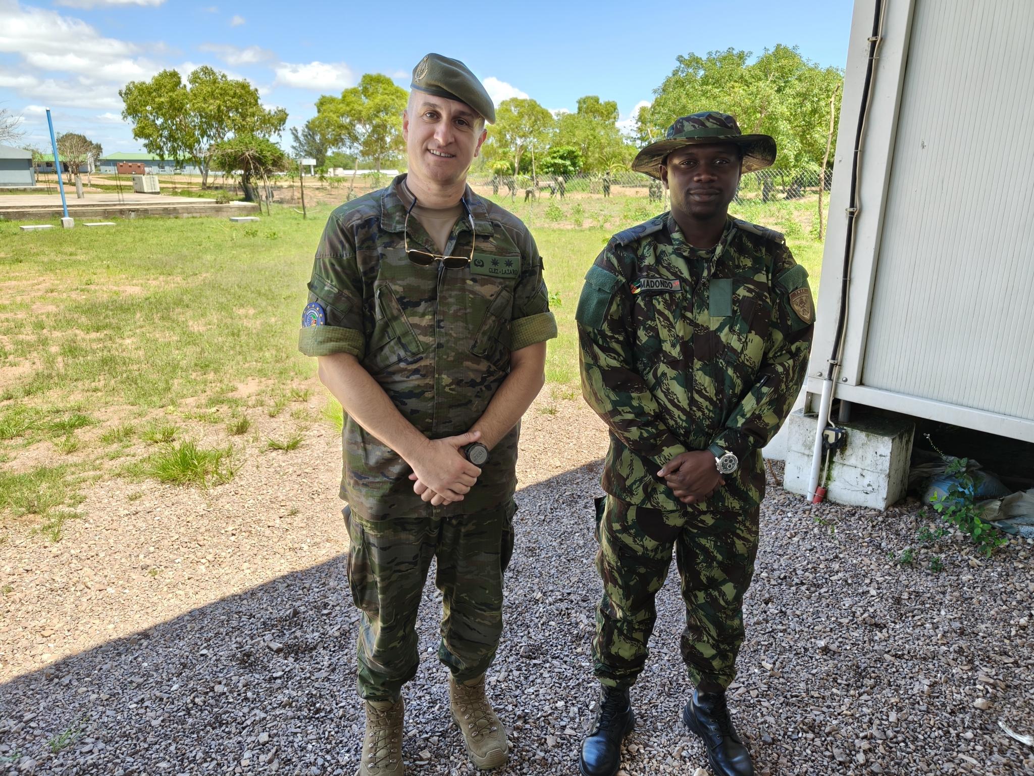 El teniente coronel González-Lázaro es recibido por el comandante Madondo, jefe del Campo de Entrenamiento