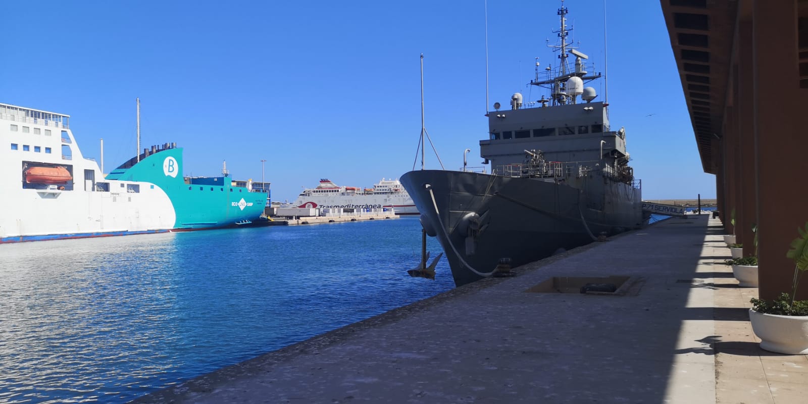 El Serviola en el puerto de Melilla