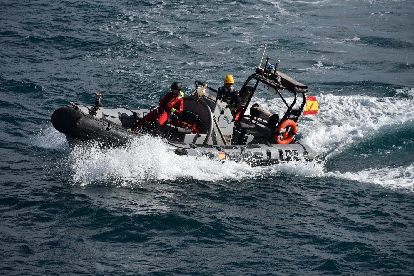 El BAM 'Audaz' realiza un ejercicio de hombre al agua con su nadador de rescate